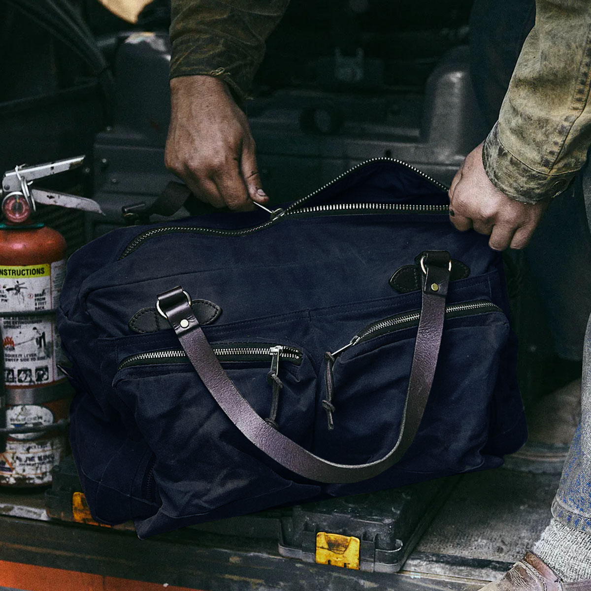 Filson 48-Hour Tin Cloth Duffle Bag Navy, eine robuste Duffle Bag mit großen Fächern für ein verlängertes Wochenendep