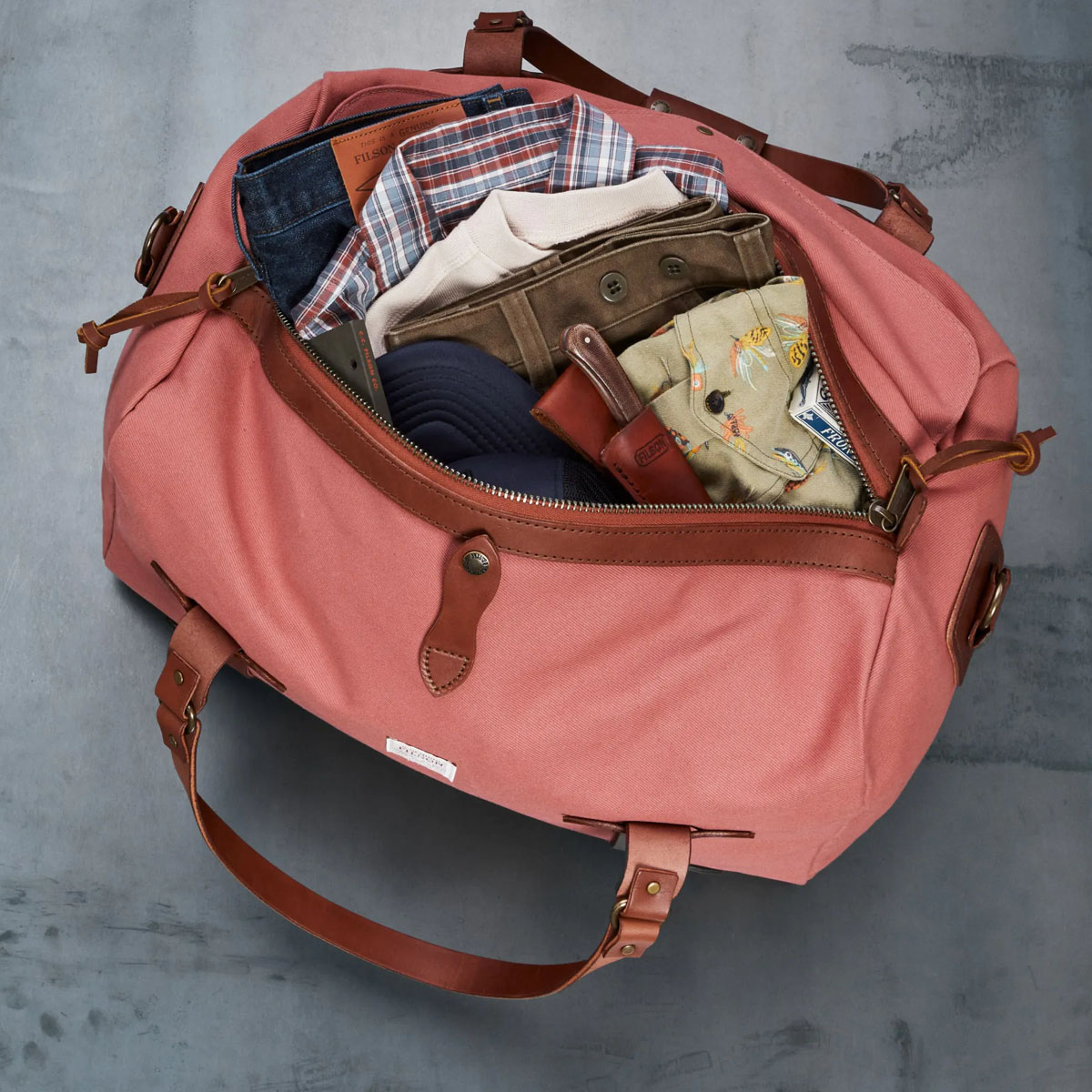 Filson Duffle Bag Medium Cedar Red, perfekt für einen Wochenendausflug oder eine kleine Geschäftsreise