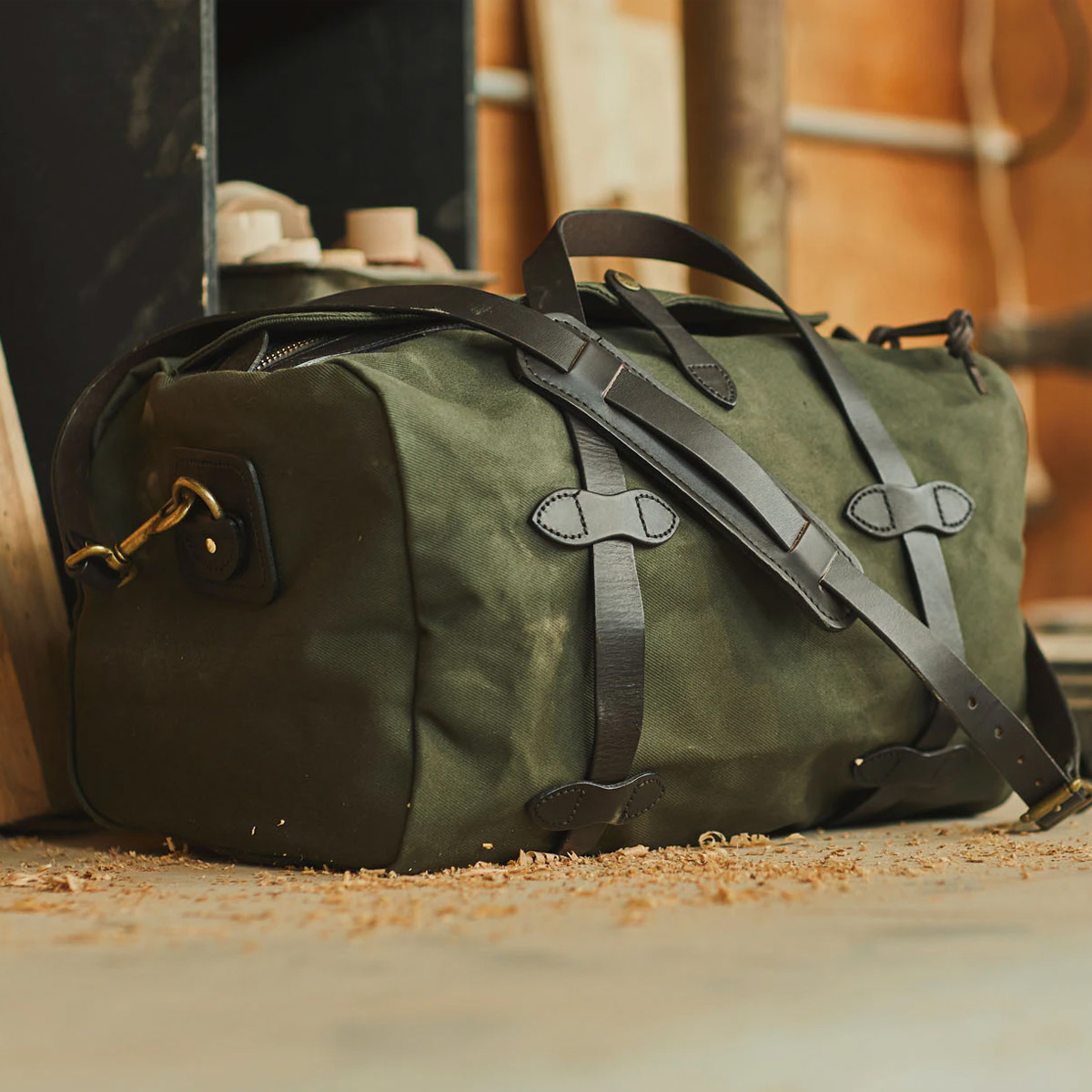 Filson Rugged Twill Duffle Bag Small Otter Green, der perfekte Reisebegleiter für Männer, die gerne Wochenendausflüge machen.