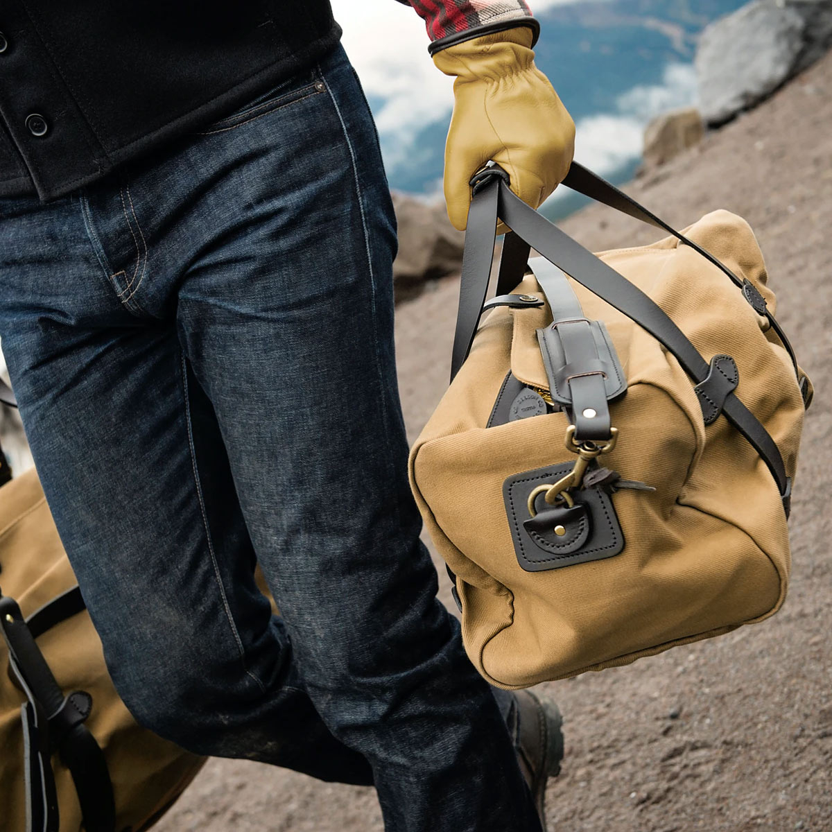 Filson Rugged Twill Duffle Bag Small Tan, der perfekte Reisebegleiter für Männer, die gerne Wochenendausflüge machen.