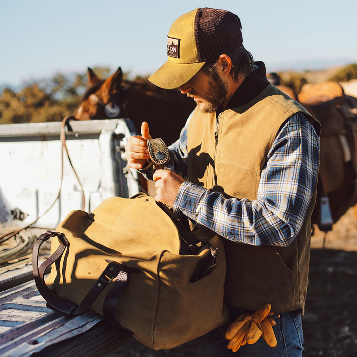 Filson Rugged Twill Duffle Bag Medium Tan, mit cowboy