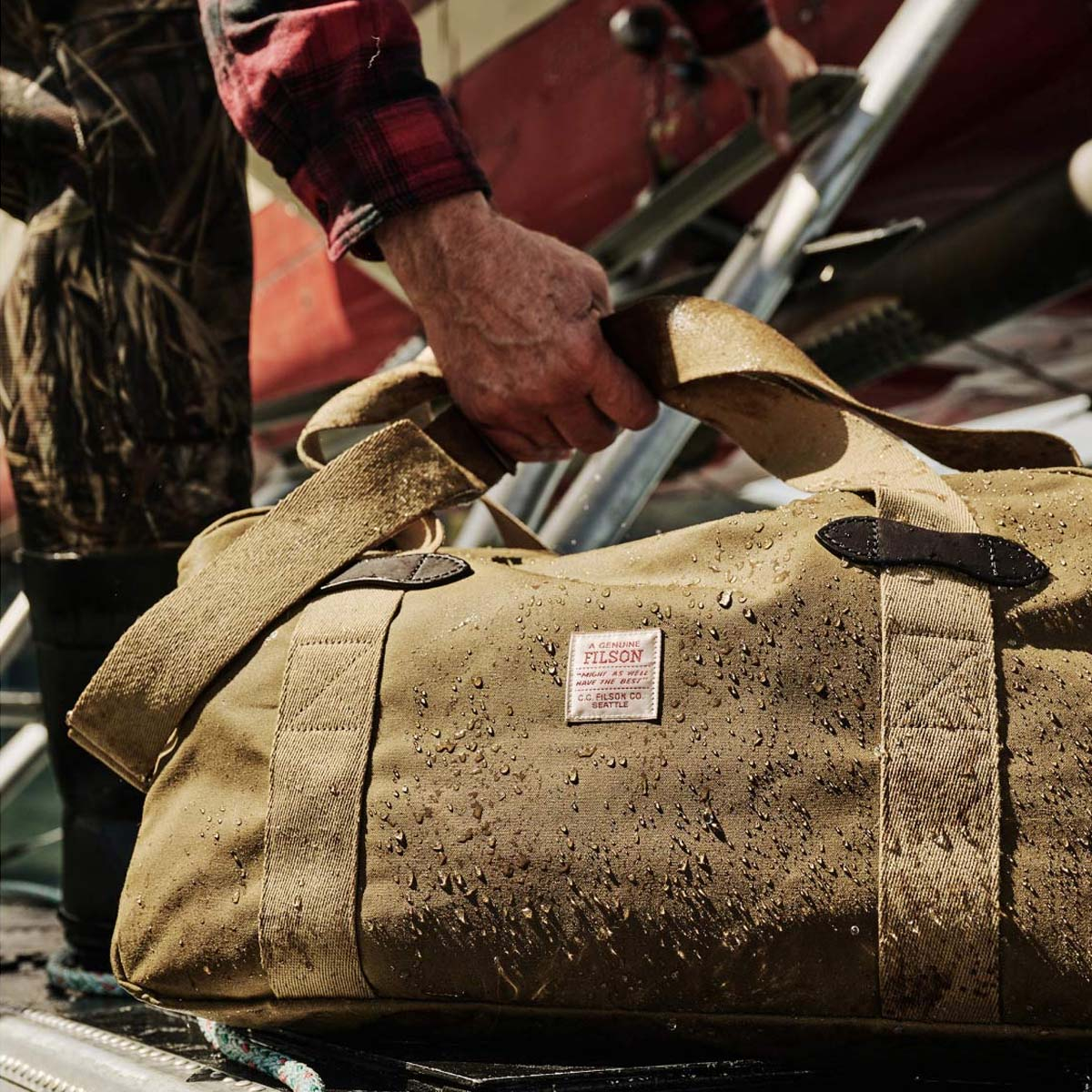 Filson Tin Cloth Medium Duffle Bag Dark Tan, eine kompakte Duffle aus gewachster Baumwolle für Reisen über Nacht.