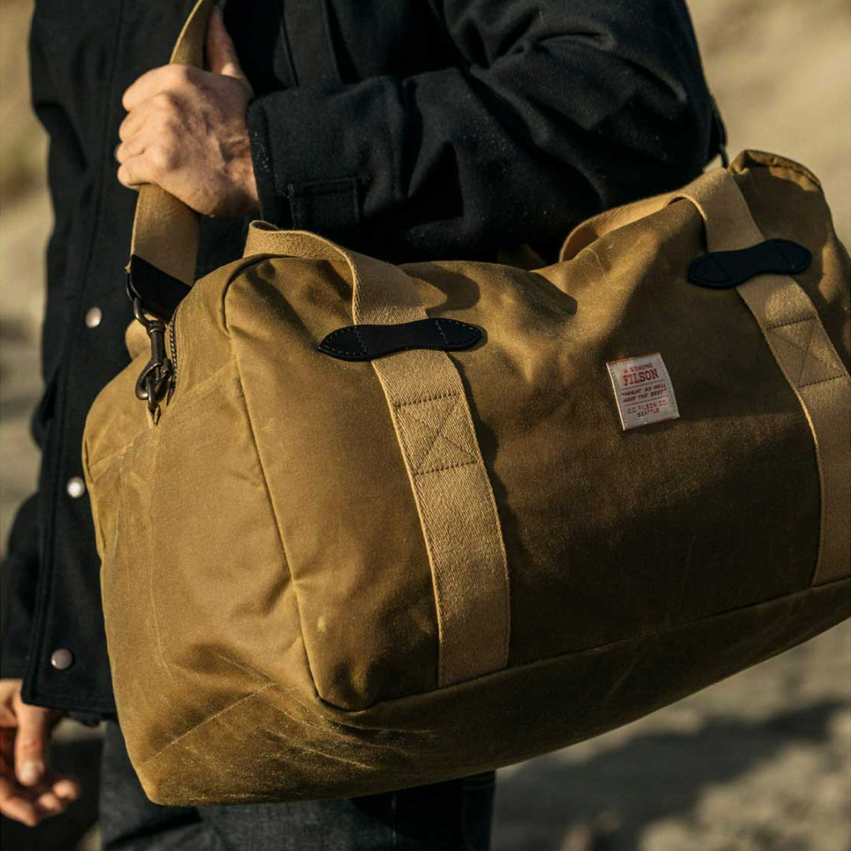 Filson Tin Cloth Medium Duffle Bag Dark Tan, diese tolle Tasche ist der perfekte Geschäftspartner auf Reisen