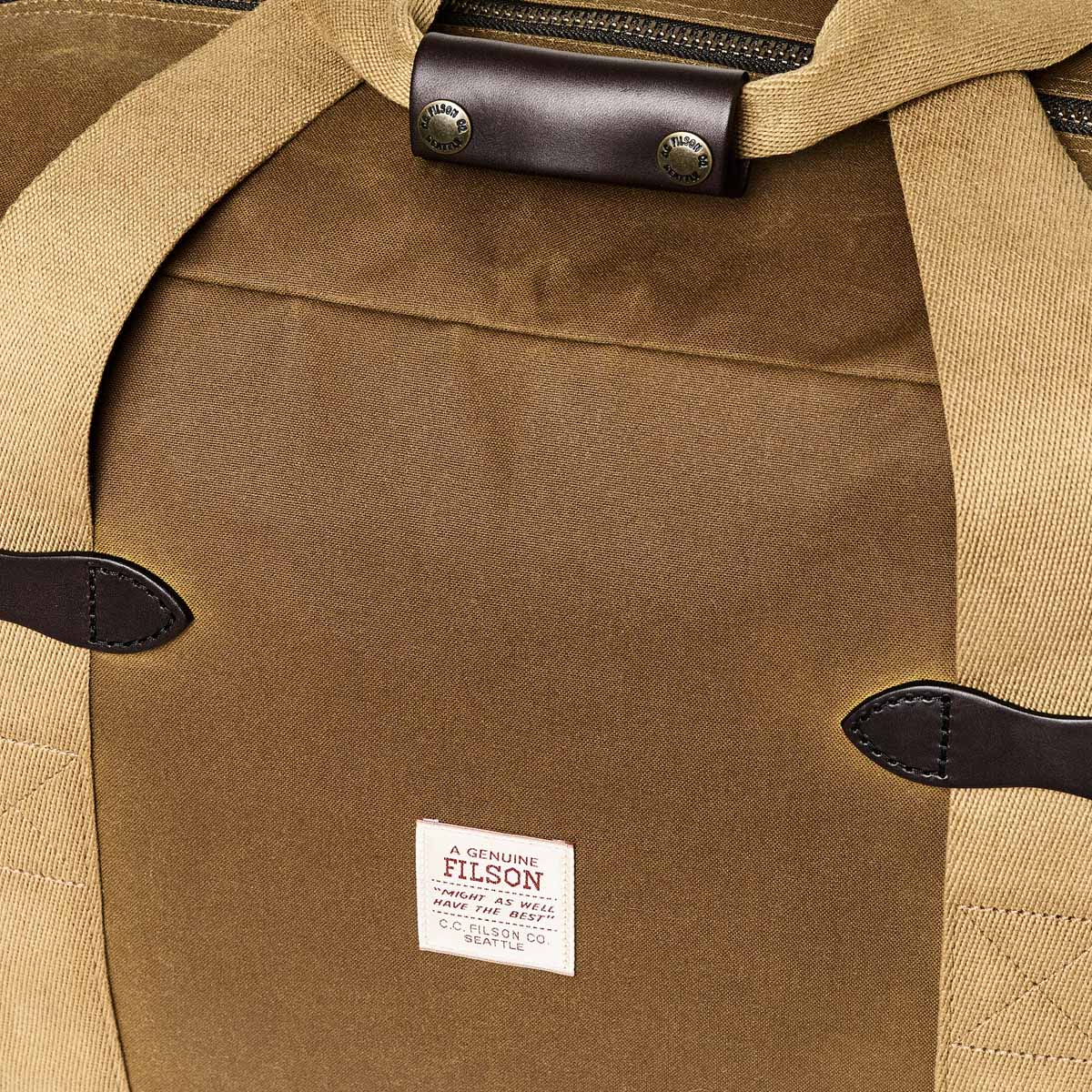 Filson Tin Cloth Medium Duffle Bag Dark Tan, diese tolle Tasche ist der perfekte Geschäftspartner auf Reisen