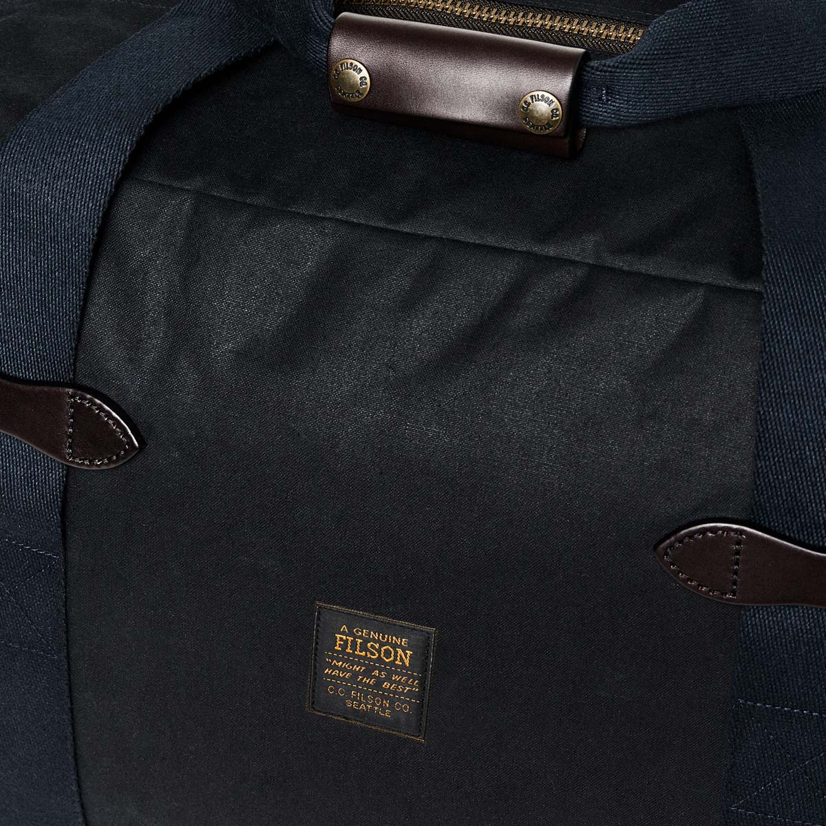 Filson Tin Cloth Medium Duffle Bag Navy, eine kompakte Duffle aus gewachster Baumwolle für Reisen über Nacht.