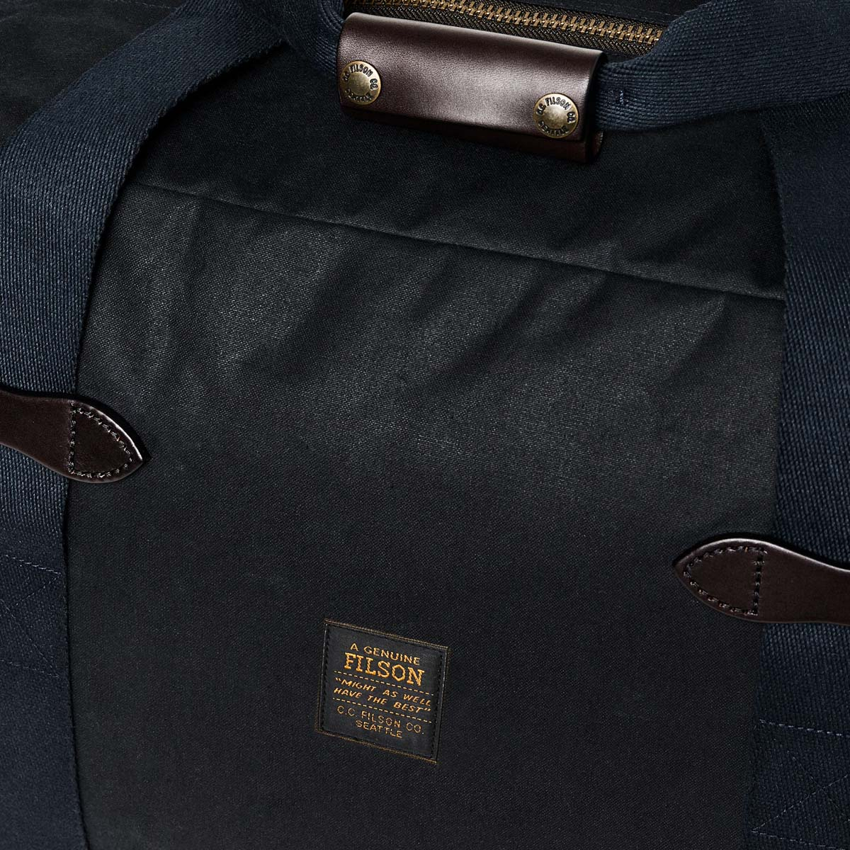 Filson Tin Cloth Small Duffle Bag Otter Green, Ein kompakter Duffle aus gewachster Baumwolle, der für Übernachtungsreisen geeignet ist.