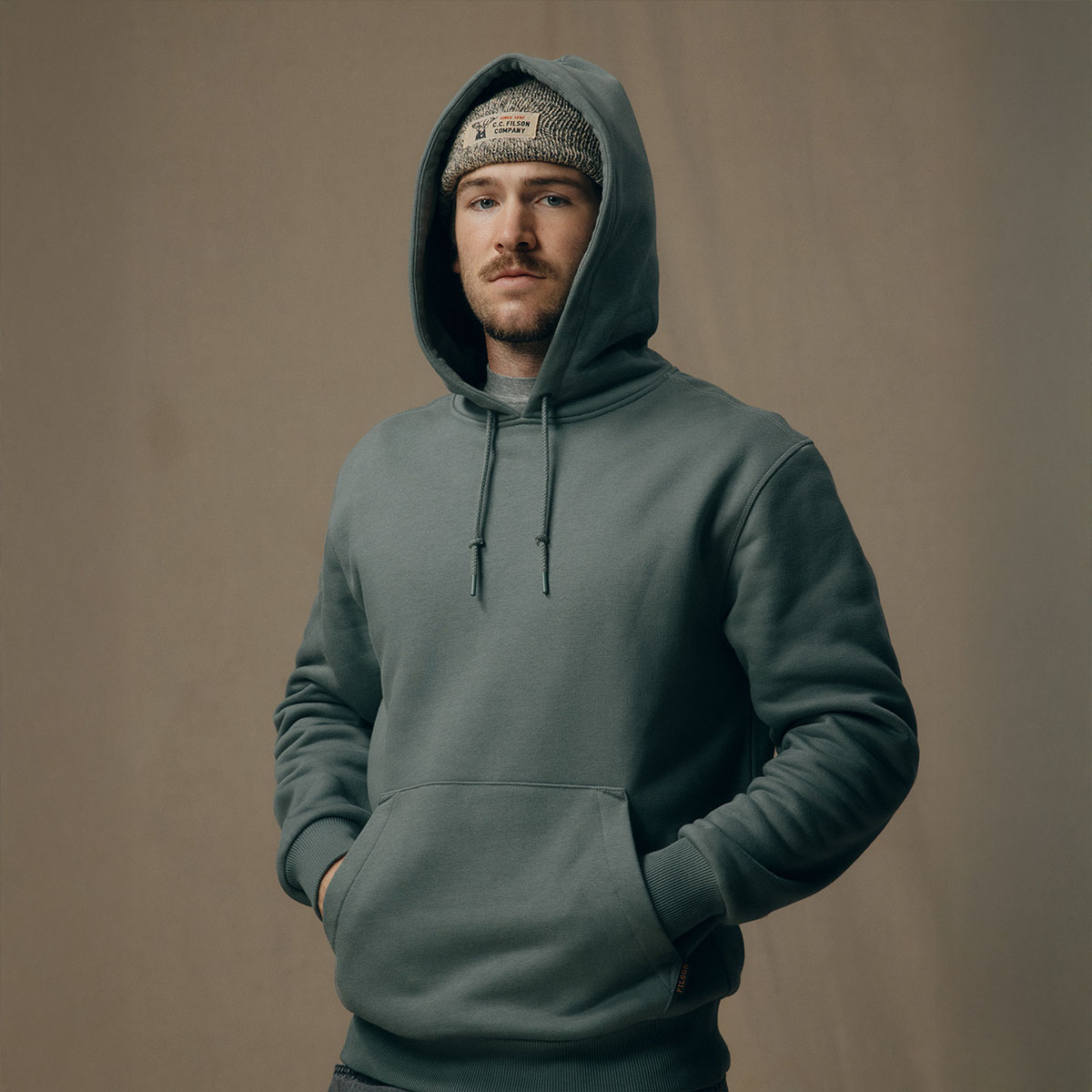 Filson Prospector Hoodie Balsam Green, ein idealer Baselayer bei kaltem Wetter, Hergestellt aus robustem 13-oz-Fleece