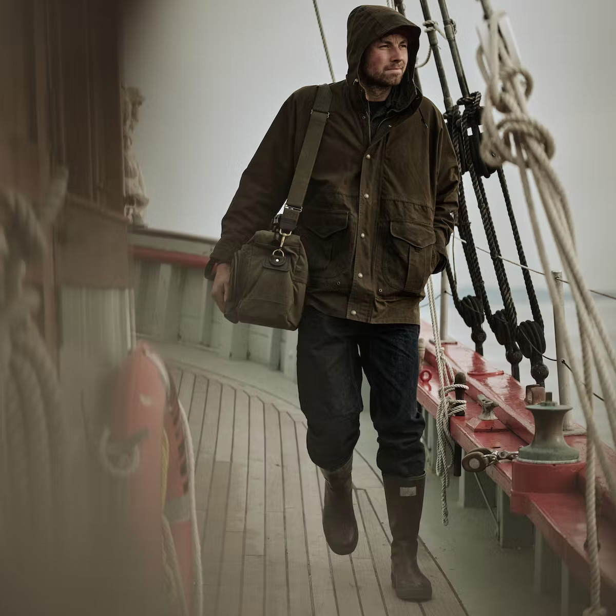Filson All Season Rain Coat Root, dicker, gewachster Baumwoll-Regenmantel; beliebt für vielseitigen, ganzjährigen Komfort