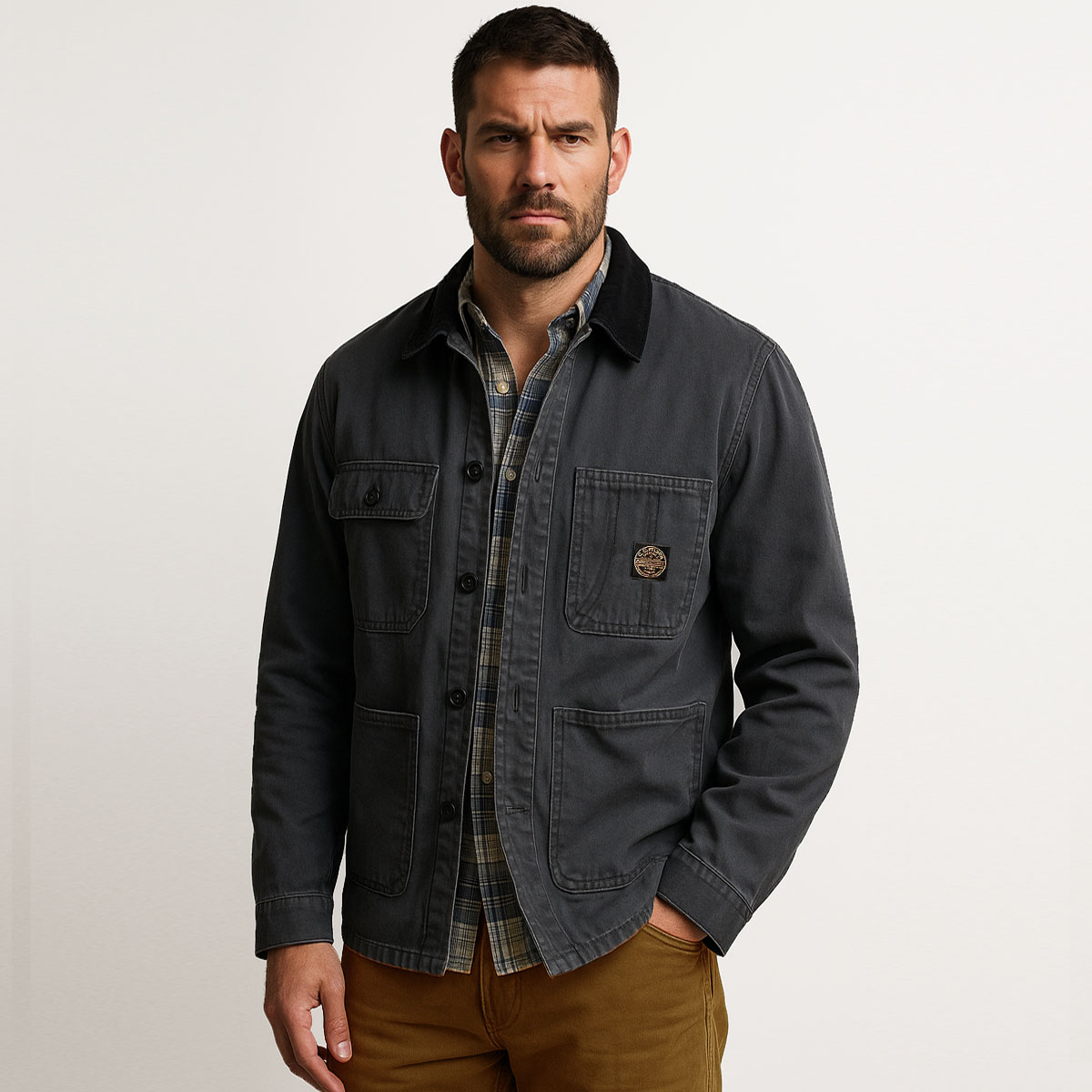 Filson Chore Coat Faded Black, eine robuste Baumwolljacke, die auf Langlebigkeit ausgelegt ist und von traditioneller Arbeitskleidung inspiriert wurde