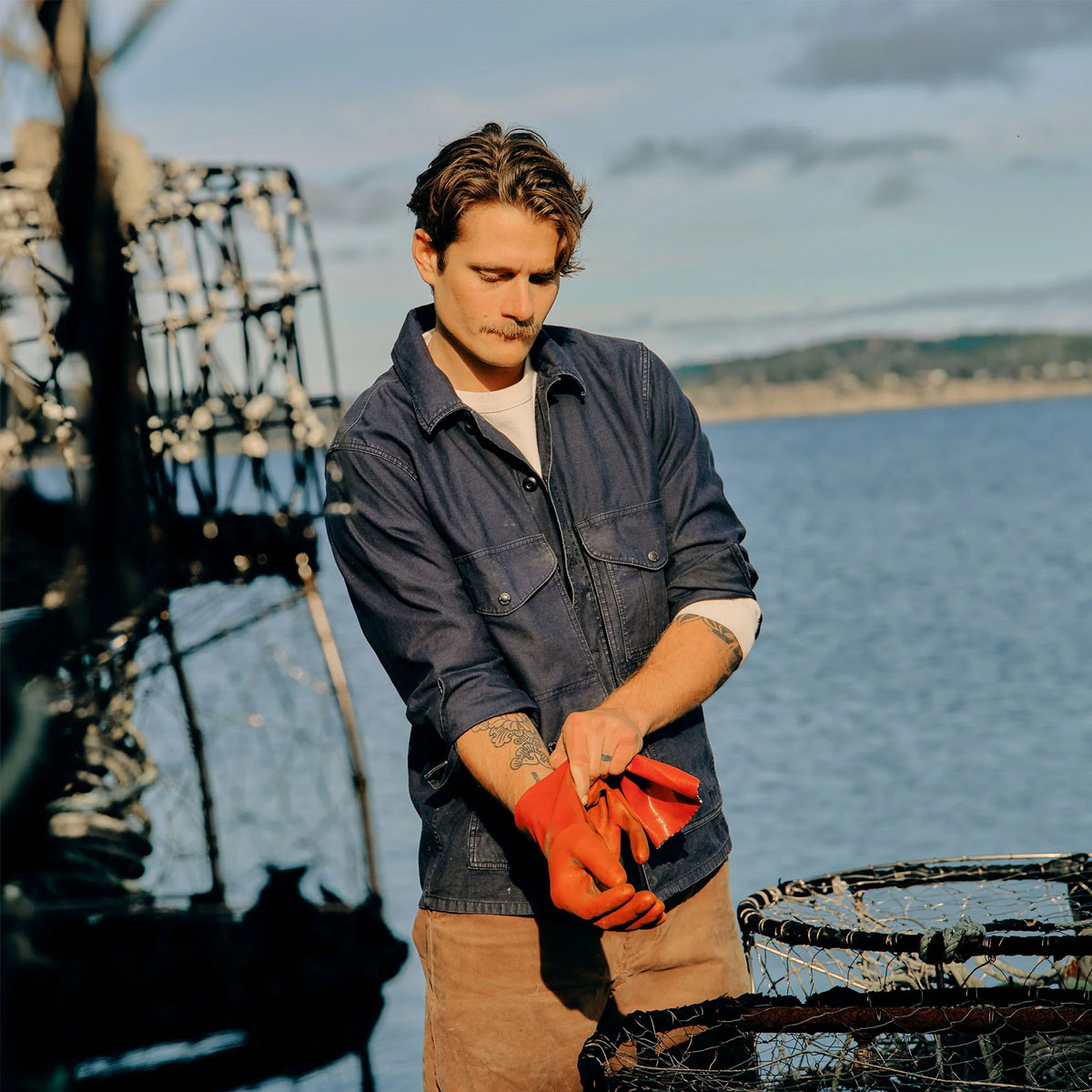 Filson Field Cruiser Blue Mussel, Ikonisches Design in leichter Baumwolle für wärmere Temperaturen. Leicht und außergewöhnlich strapazierfähig Filson Field Cruiser Blue Mussel, Ikonisches Design in leichter Baumwolle für wärmere Temperaturen. Leicht und außergewöhnlich strapazierfähig