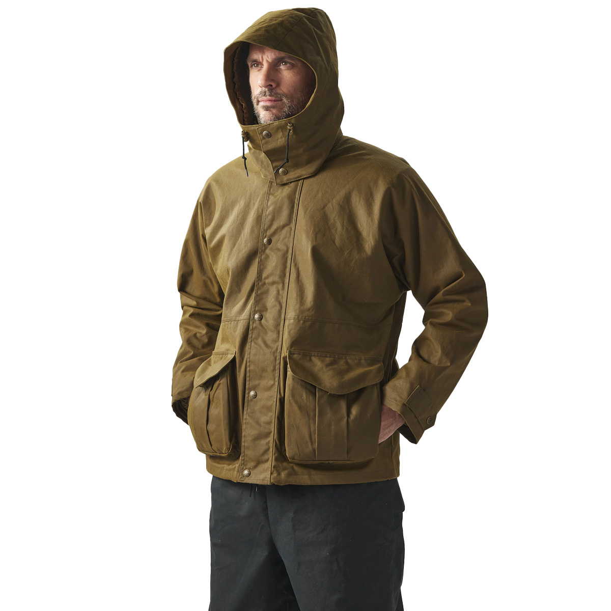 Filson Foul Weather Jacket Dark Tan, Das Model ist 188 cm groß, 86 kg schwer und trägt die Größe Medium