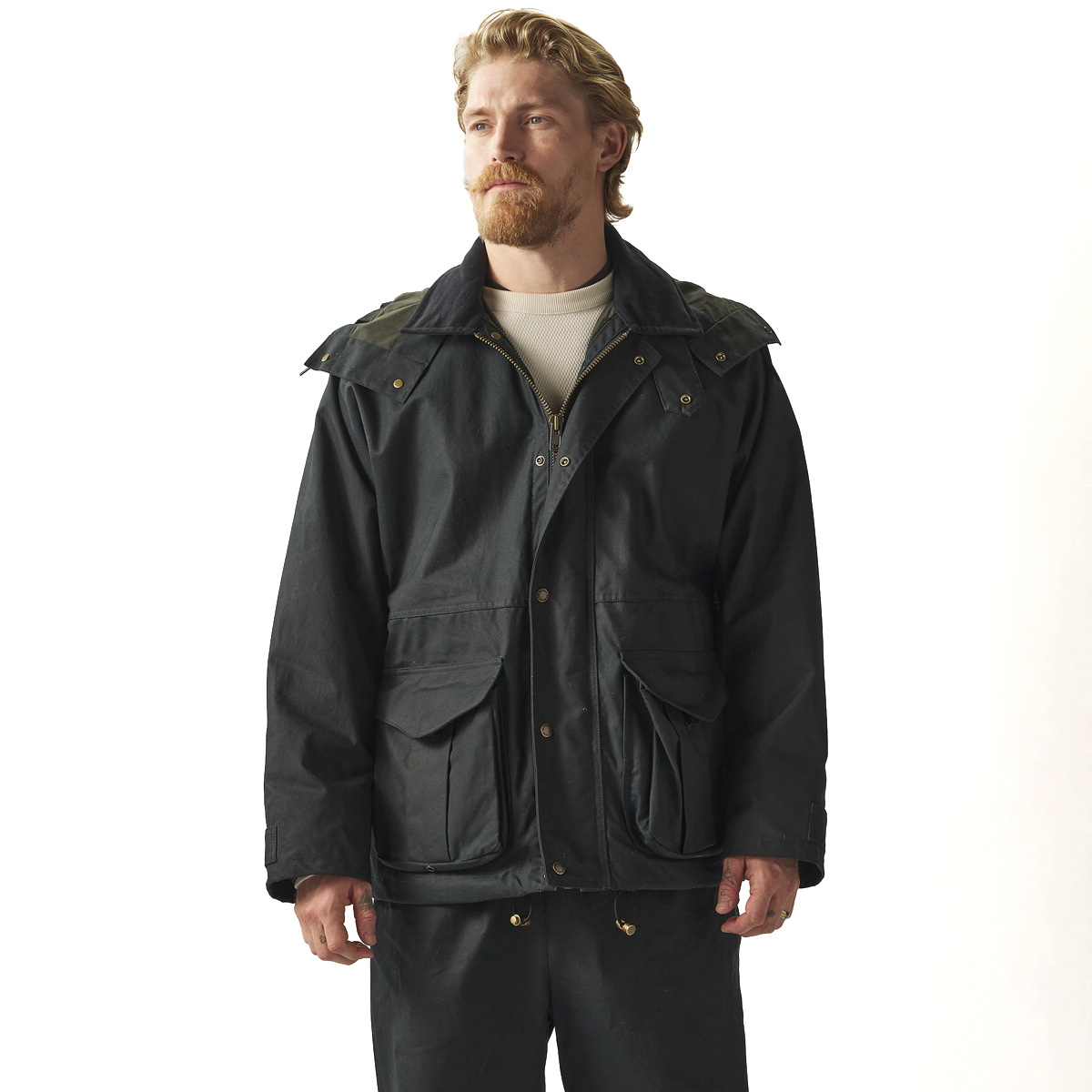 Filson Foul Weather Jacket Harbor Blue, Das Model ist 186 cm groß, 84 kg schwer und trägt die Größe Medium