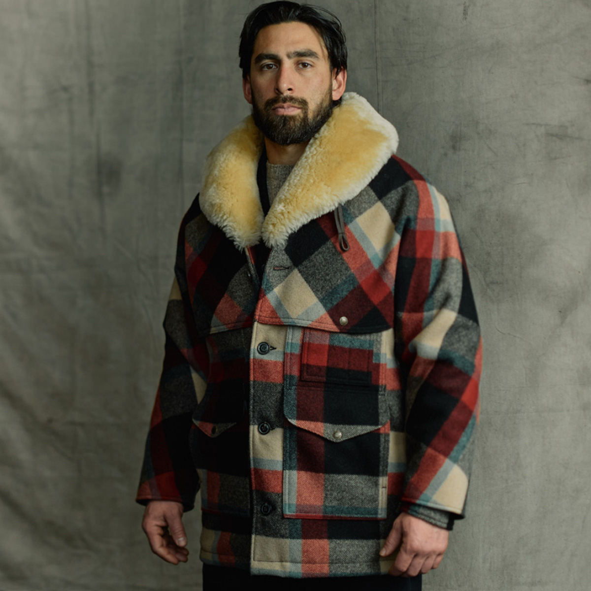 Filson Lined Mackinaw Wool Packer Coat Red/Cream/Blue Plaid, Am Modell f&uuml;r die Gr&ouml;&szlig;e gestylt