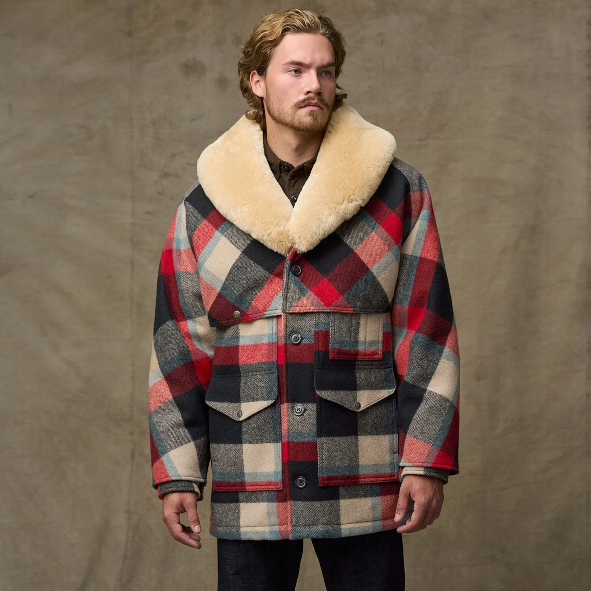Filson Lined Mackinaw Wool Packer Coat Red/Cream/Blue Plaid, eine außergewöhnlich warme Version von Filsons klassischem Packer Coat Filson Lined Mackinaw Wool Packer Coat Red/Cream/Blue Plaid, eine außergewöhnlich warme Version von Filsons klassischem Packer Coat