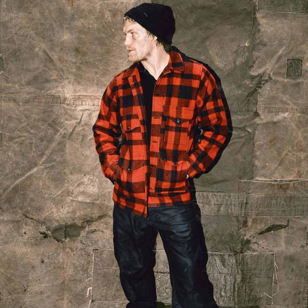 Filson Mackinaw Wool Cruiser Jacket Red Black, für Komfort, natürliche Wasserabweisung und isolierende Wärme bei jedem Wetter.