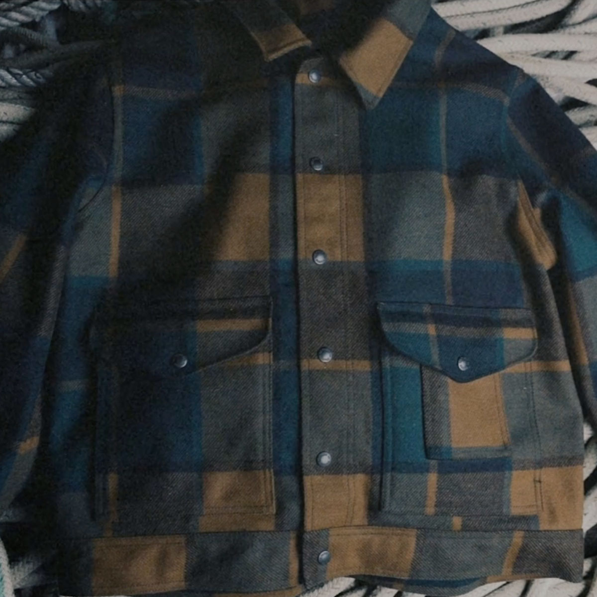 Filson Mackinaw Wool Work Jacket Pine Black Plaid, diese klassische Jacke ist ein echtes Werkzeug für jeden Outdoorer