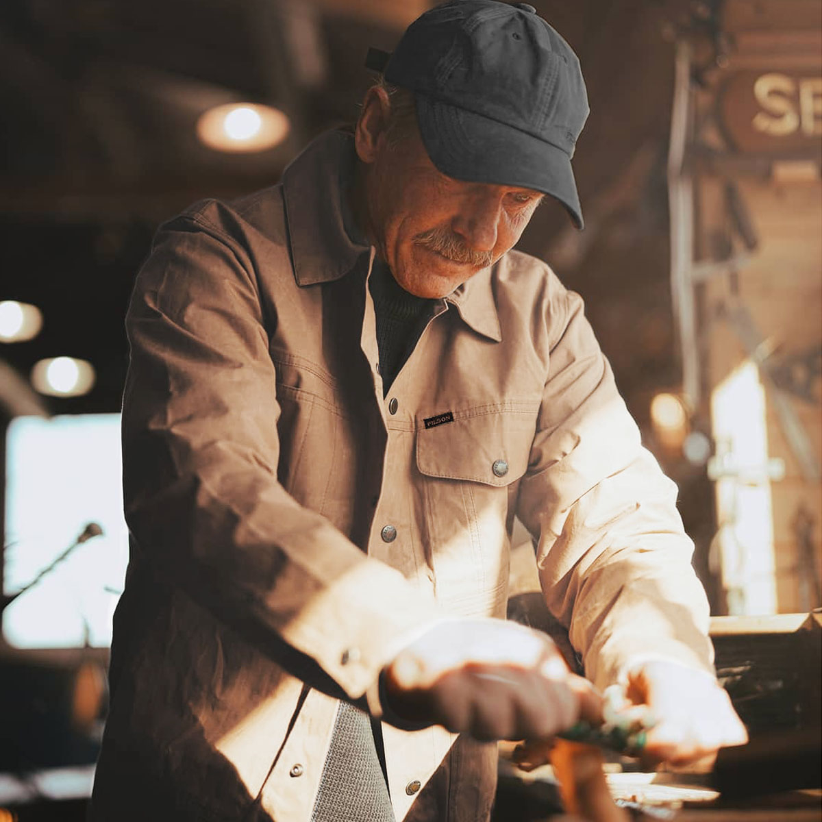 Filson Ranger Short Cruiser Quail Tan, robuste h&uuml;ftlange Jacke aus leichter, waschbarer gewachster Baumwolle f&uuml;r w&auml;rmere Wetterbedingungen