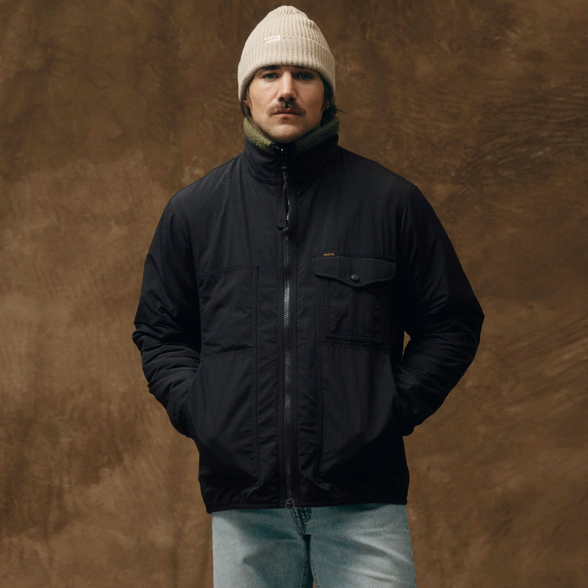 Filson Reversible Pile Fleece Jacket Dark Olive Drab, getragen vorne