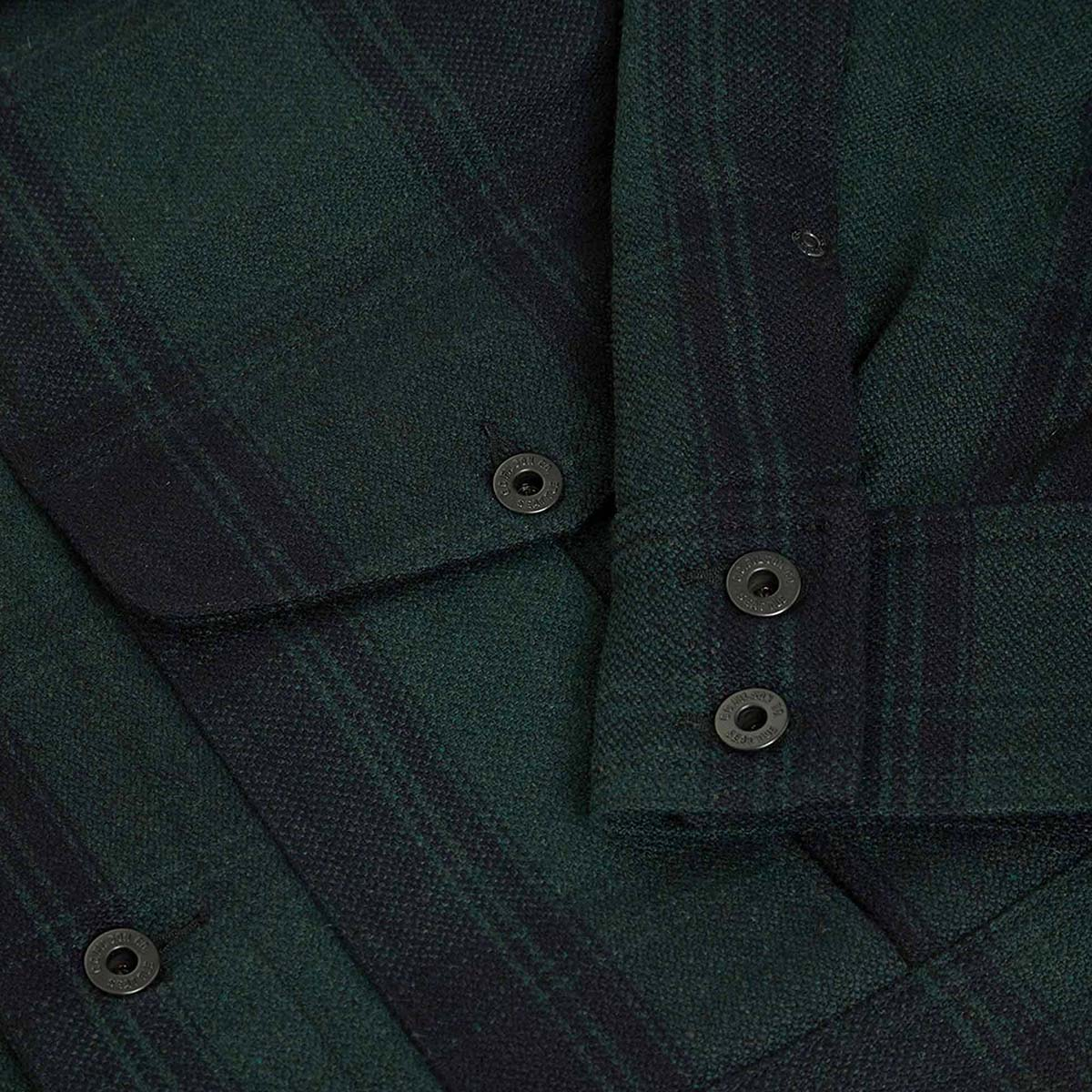Filson Wool Journeyman Jacket Blue/Green Check, verstellbare Manschetten mit doppelten Knopfdetails