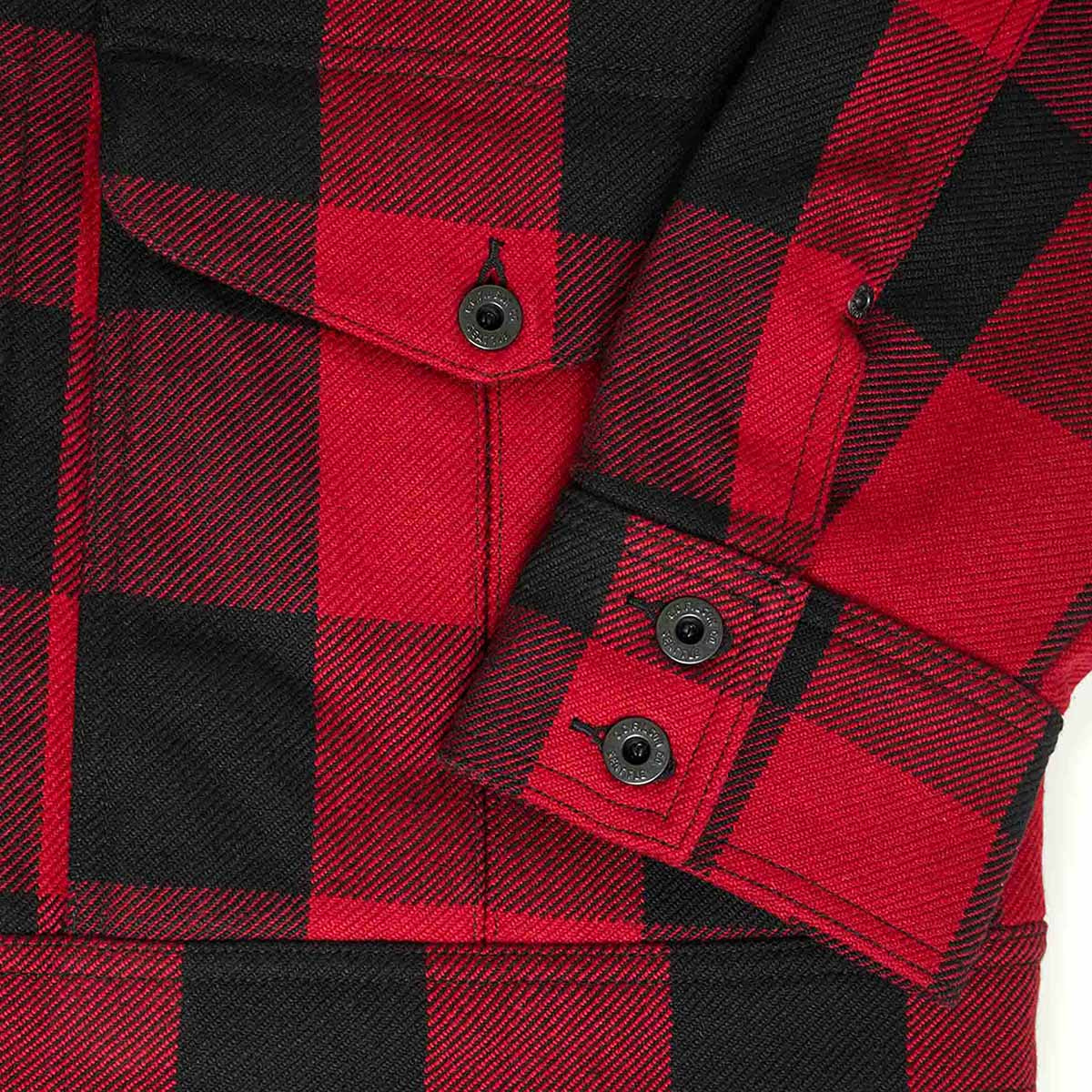 Filson Wool Journeyman Jacket Red/Black Buffalo, verstellbare Manschetten mit doppelten Knopfdetails