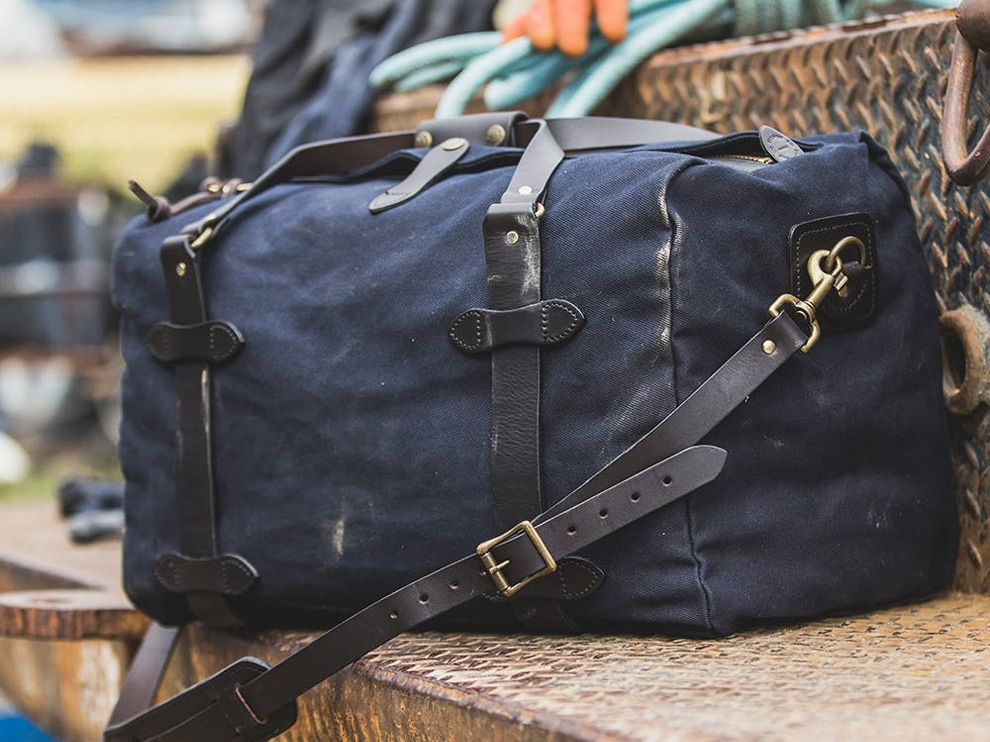 Filson Duffle Bag Medium Navy, der perfekte Reisebegleiter, entspricht der Standard-Handgepäckgröße