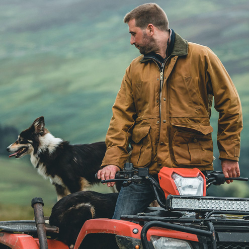 Filson Tin Cloth Field Jacket Dark Tan, ist ein bewährter Klassiker, hergestellt aus dem legendären superstarken und ölimprägnierten 14-oz 'Tin Cloth' Canvas