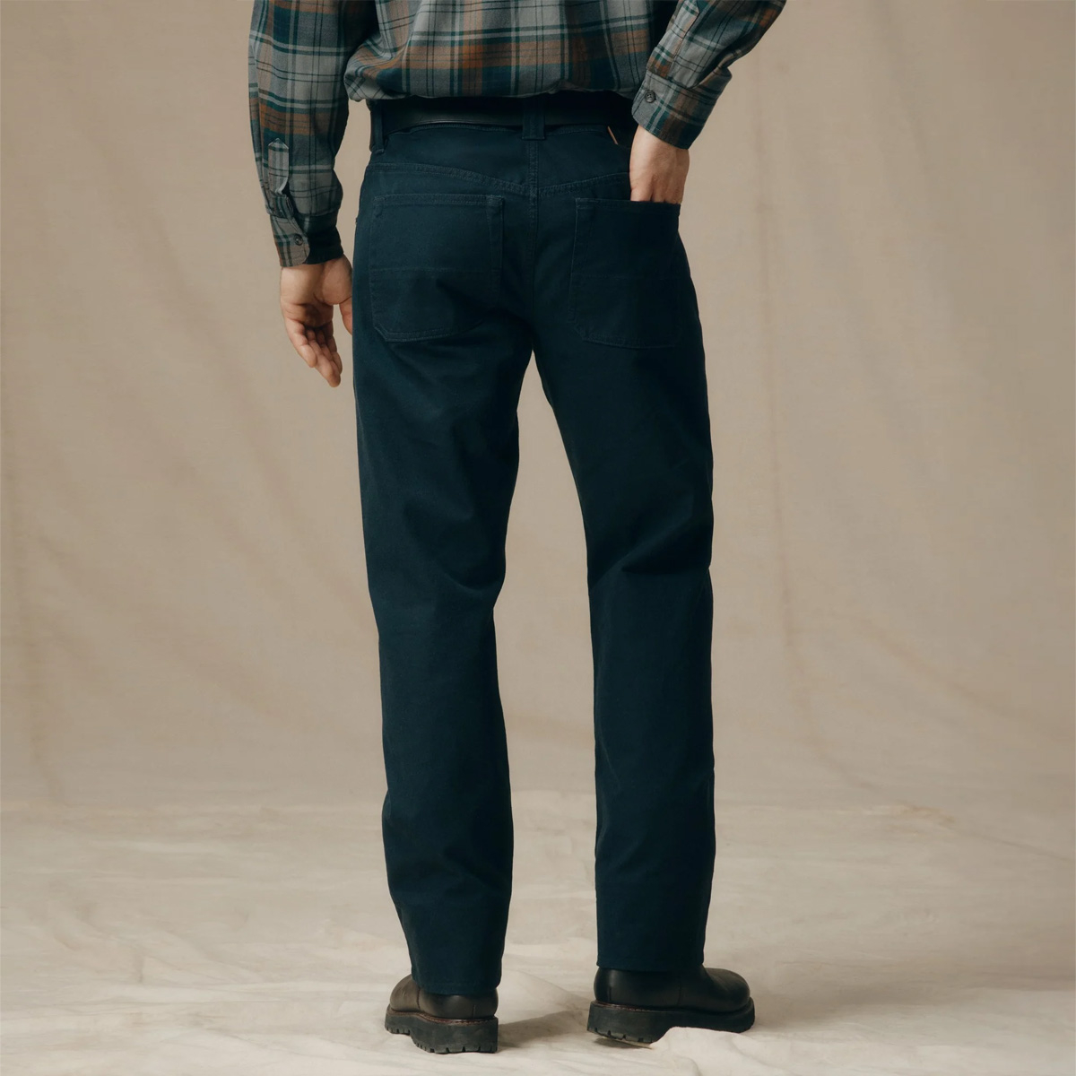 Filson Dry Tin 5 Pocket Pants Blue Mussel, Lockerer Sitz an Ges&auml;&szlig; und Oberschenkeln mit geradem Bein. Etwas gr&ouml;&szlig;er geschnitten als andere Filson-Hosen f&uuml;r bessere Bewegungsfreiheit.