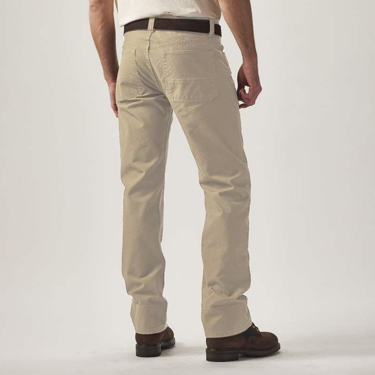 Filson Dry Tin 5 Pocket Pants Gray Khaki, Lockerer Sitz an Gesäß und Oberschenkeln mit geradem Bein. Etwas größer geschnitten als andere Filson-Hosen für bessere Bewegungsfreiheit.