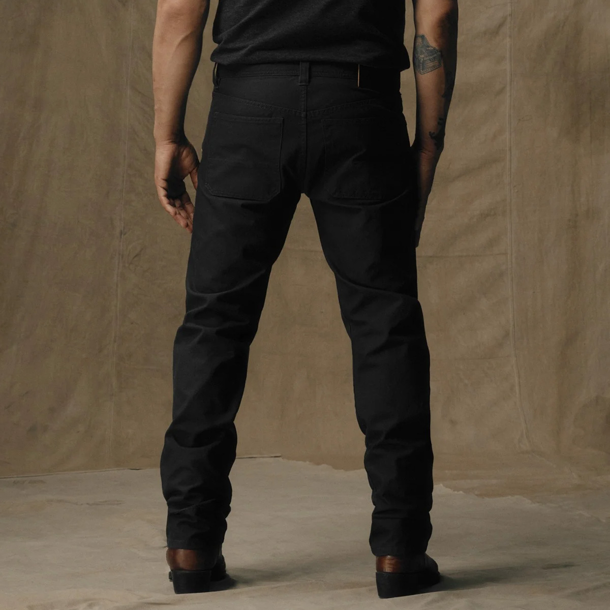 Filson Dry Tin 5 Pocket Pants Raven, Lockerer Sitz an Ges&auml;&szlig; und Oberschenkeln mit geradem Bein. Etwas gr&ouml;&szlig;er geschnitten als andere Filson-Hosen f&uuml;r bessere Bewegungsfreiheit.