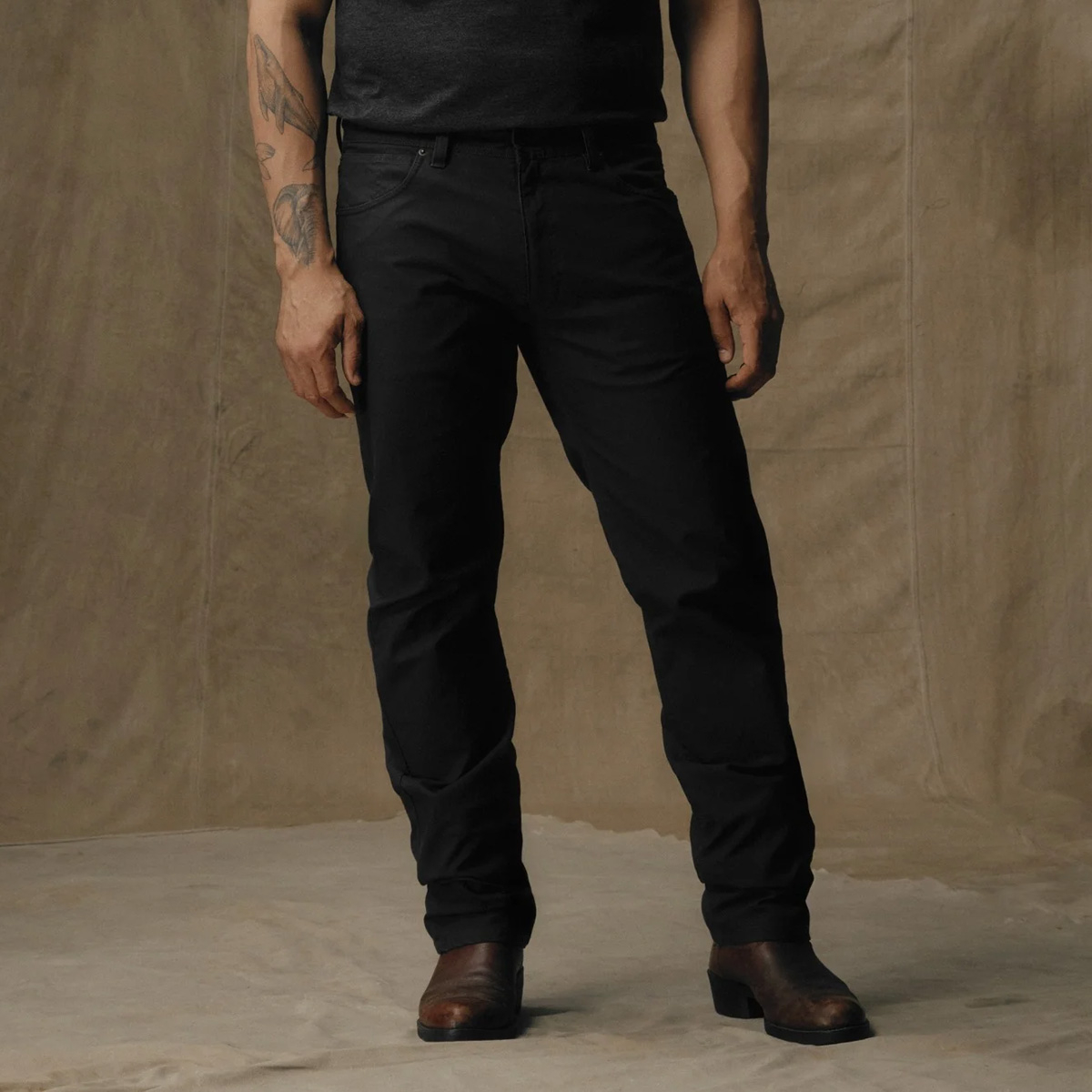 Filson Dry Tin 5 Pocket Pants Raven, Strapazierf&auml;hige Arbeitshose, entwickelt, um die h&auml;rtesten Eins&auml;tze zu &uuml;berstehen.