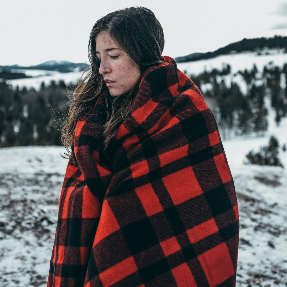 Filson Mackinaw Wool Blanket 11080110-Red Black, eine warme, natürlich wasserabweisende Schurwolldecke für den Innen- und Außenbereich