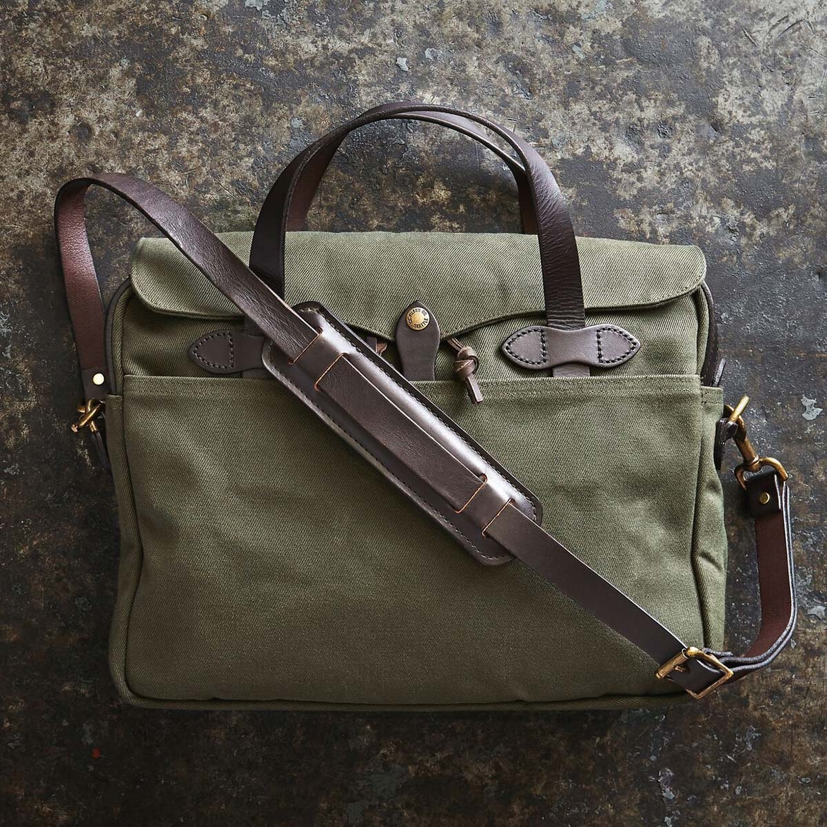 Filson Original Briefcase 11070256 Otter Green ist unzerstörbar und wird mit jedem Tag schöner