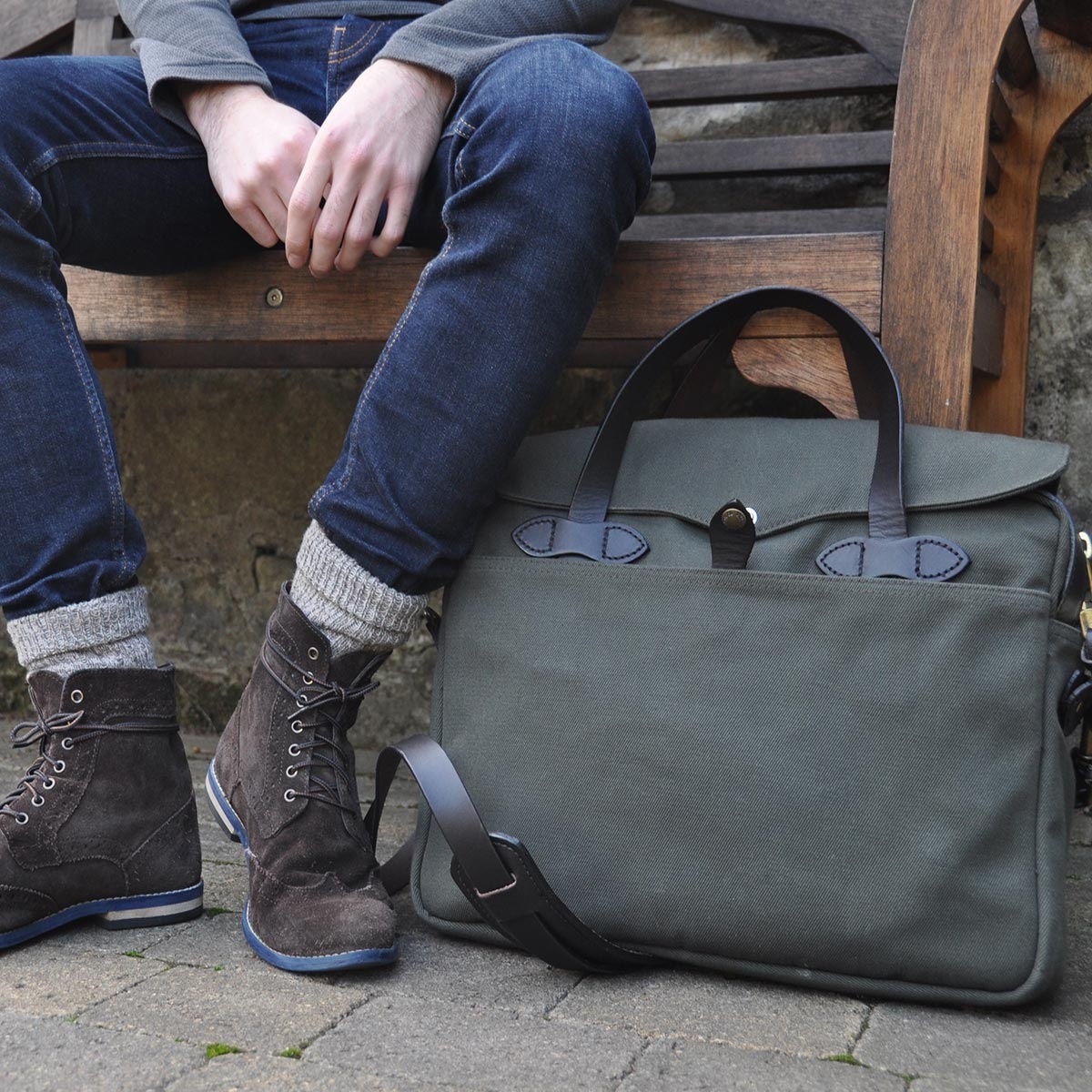 Filson Original Briefcase 11070256 Otter Green passt perfekt in Kombination mit Geschäftskleidung, aber auch sehr für ein Casual-Look