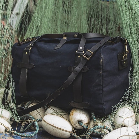 Filson Rugged Twill Duffle Bag Small Navy, der perfekte Reisebegleiter für Männer, die gerne Wochenendausflüge machen.