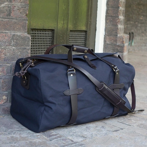 Filson Rugged Twill Duffle Bag Small Navy, der perfekte Reisebegleiter für Männer, die gerne Wochenendausflüge machen.