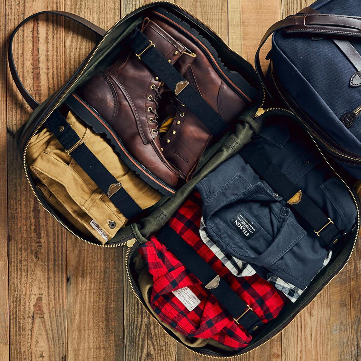Filson Rugged Twill Pullman Small Otter Green, with a roomy interior that opens fully and lies flat for easy packing