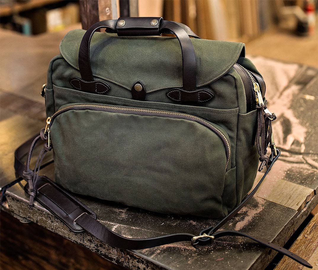 Filson Computer Bag 11070258-Otter Green, die robusteste Tasche für den bequemen Transport und Schutz von 2-3 Laptops