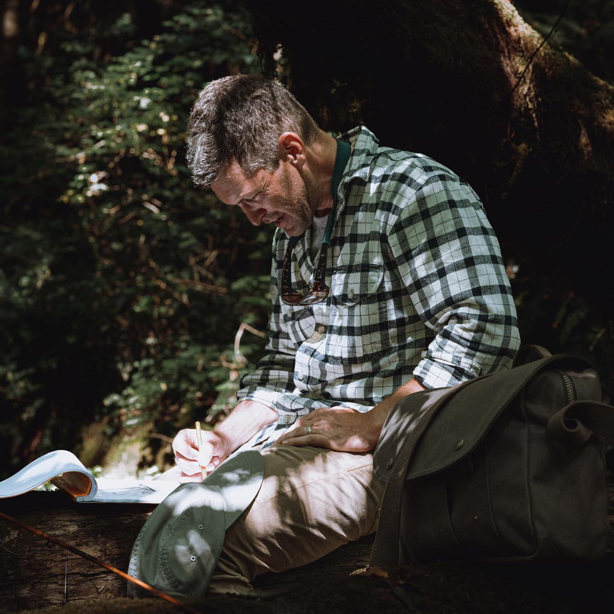 Filson Alaskan Guide Shirt Cream/Black, Dieses kultige, atmungsaktive Flanellhemd hat einen gefalteten Rücken für mehr Bewegungsfreiheit.