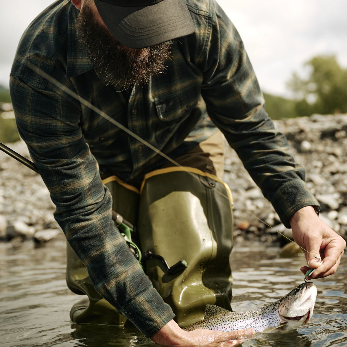 Filson Alaskan Guide Shirt Navy Pine Bronze Plaid, Dieses kultige, atmungsaktive Flanellhemd hat einen gefalteten Rücken für mehr Bewegungsfreiheit.