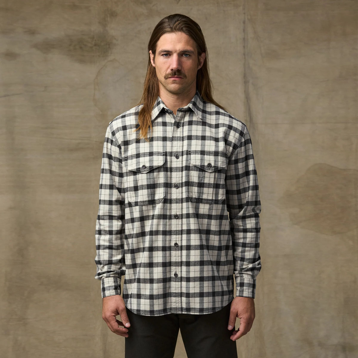 Filson Alaskan Guide Shirt Cream/Peat/Multi, Dieses kultige, atmungsaktive Flanellhemd hat einen gefalteten R&uuml;cken f&uuml;r mehr Bewegungsfreiheit.