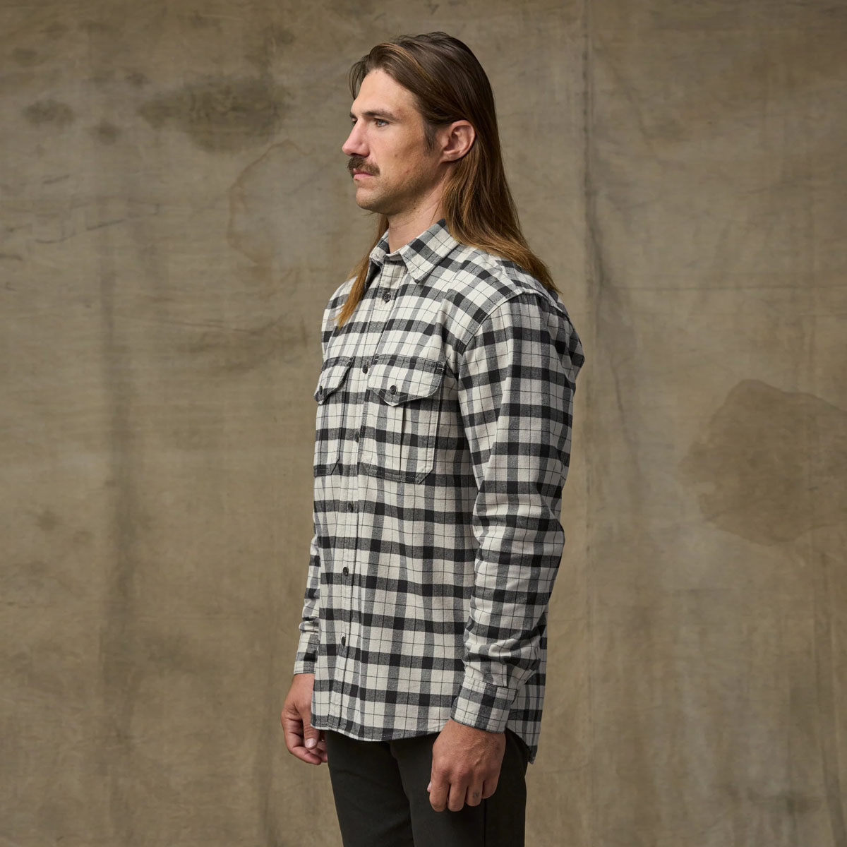 Filson Alaskan Guide Shirt Cream/Peat/Multi, Hergestellt aus 8-Unzen-Baumwollflanell, das f&uuml;r seine einzigartige Kombination aus Haltbarkeit, Weichheit und W&auml;rme bekannt ist