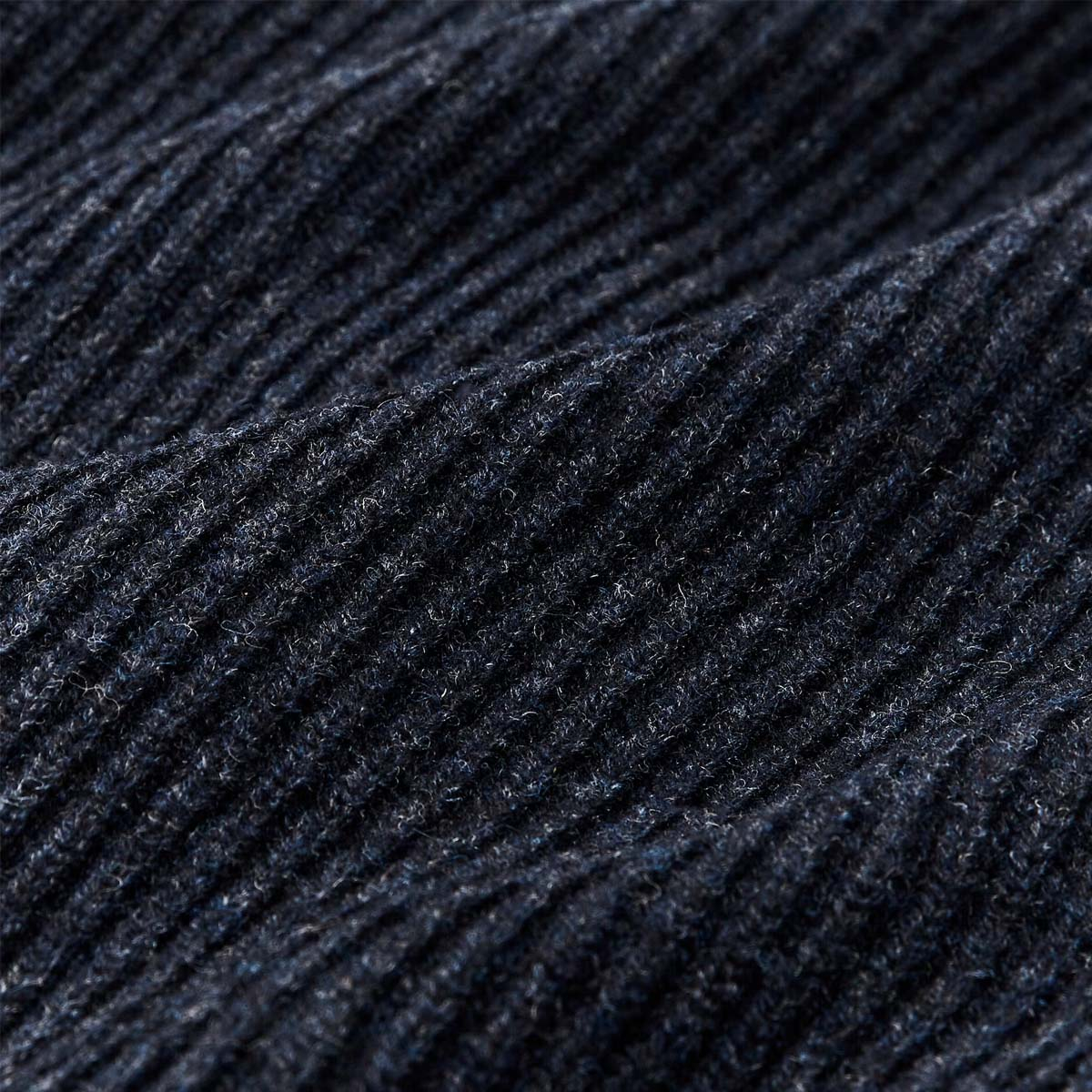 Filson Bristol Roll Neck Sweater Dark Navy Heather, wird in Italien aus 100% Wolle hergestellt
