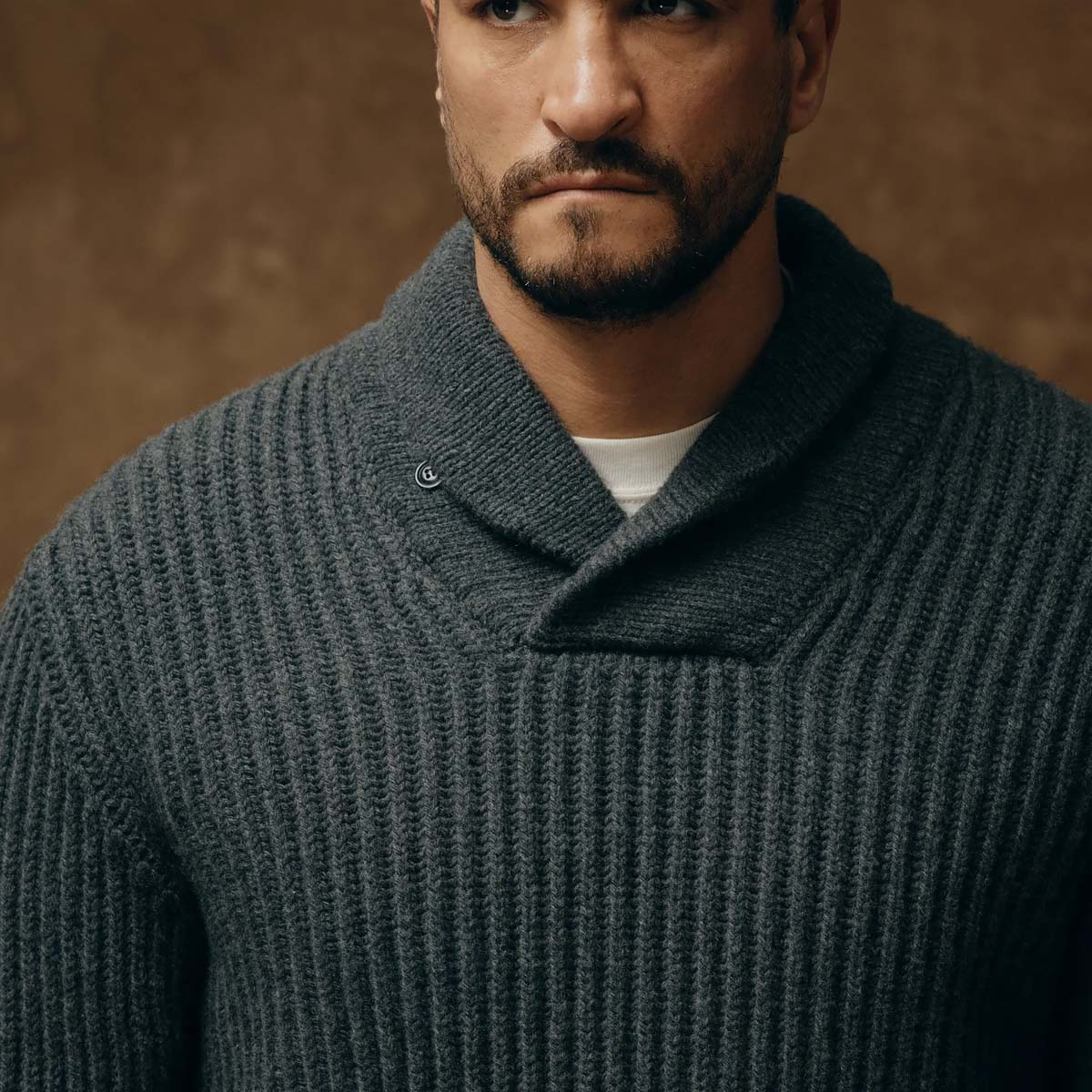 Filson Bristol Shawl Neck Sweater Grey Heather/Dark Charcoal, Zeitlose W&auml;rme. Robuste Raffinesse. Unerreichte Handwerkskunst.