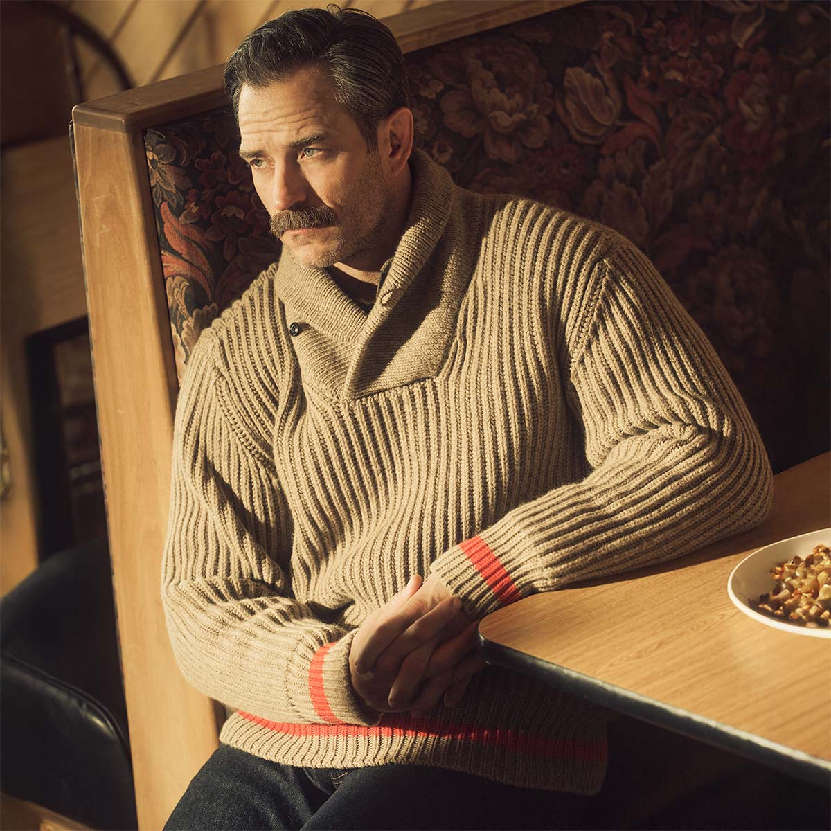 Filson Bristol Shawl Neck Sweater Grey Heather/Dark Charcoal, Zeitlose Wärme. Robuste Raffinesse. Unerreichte Handwerkskunst.
