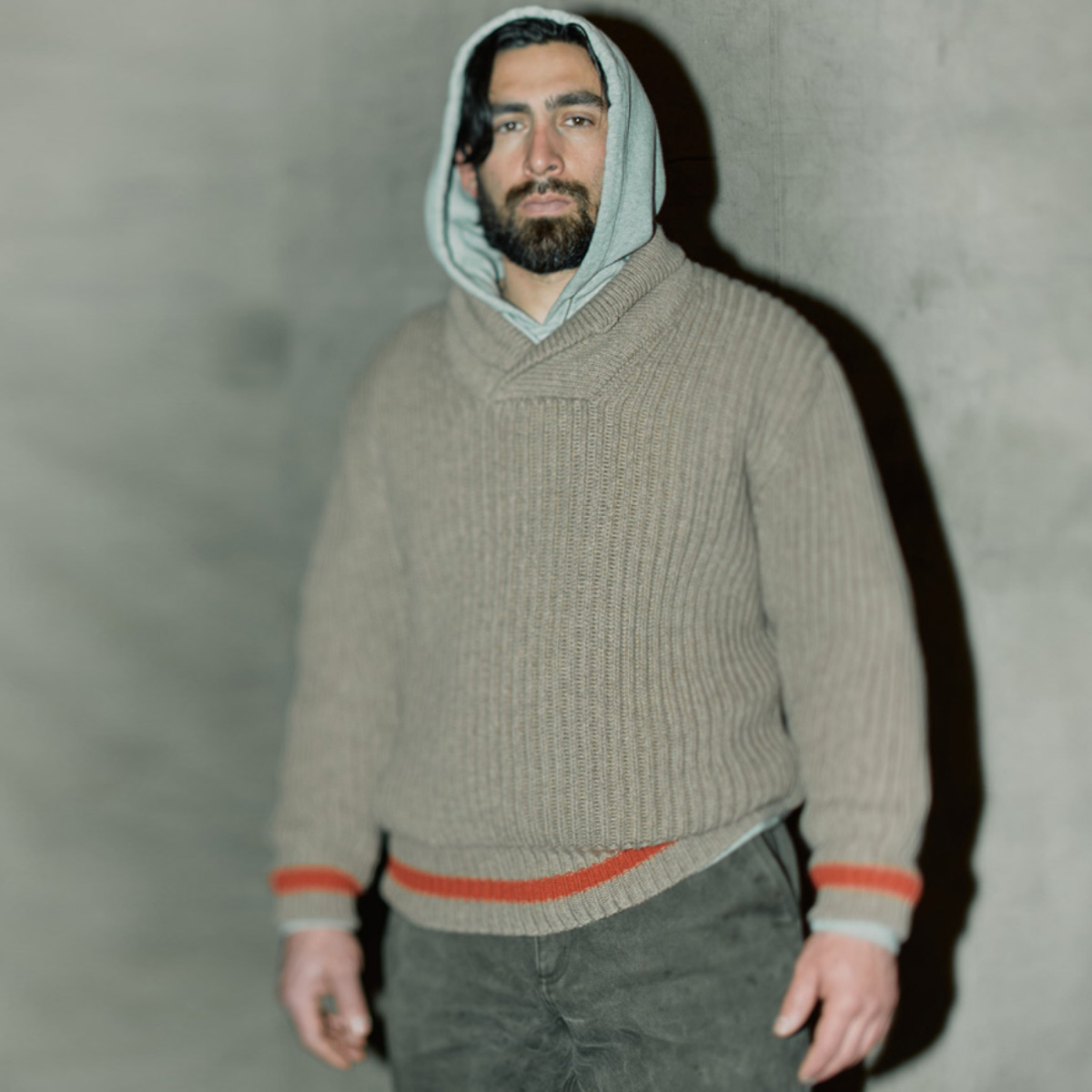 Filson Bristol Shawl Neck Sweater Grey Heather/Dark Charcoal, voorkant gedragen