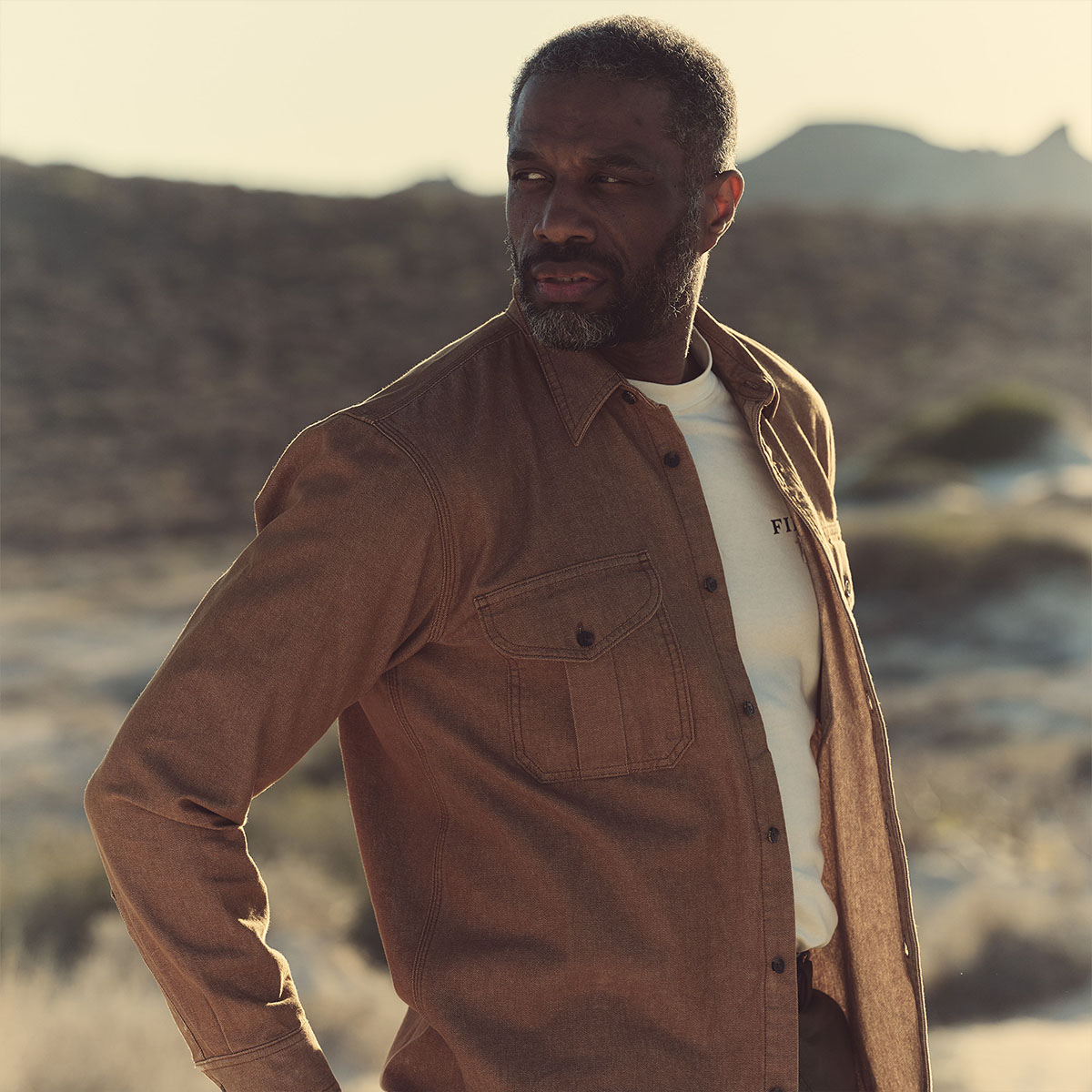 Filson Denim Guide Shirt Harvest Tan, robustes und einsatzbereites Denim-Hemd