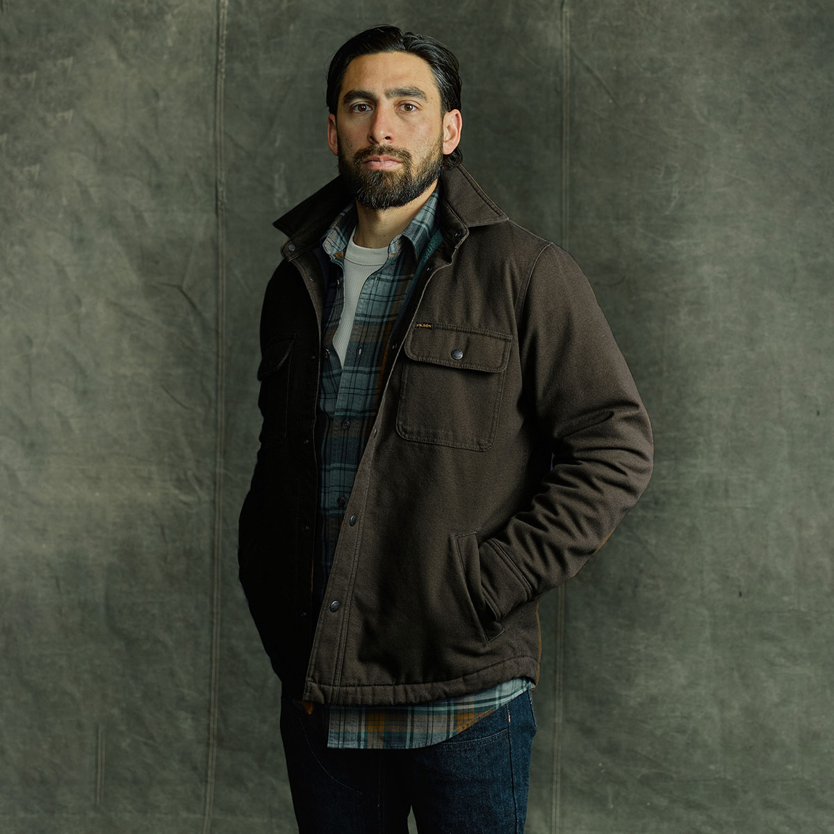 Filson Fleece Lined Jac-Shirt Peat, Vielseitige Wärme: ein robustes Überhemd mit strapazierfähigem Fleecefutter