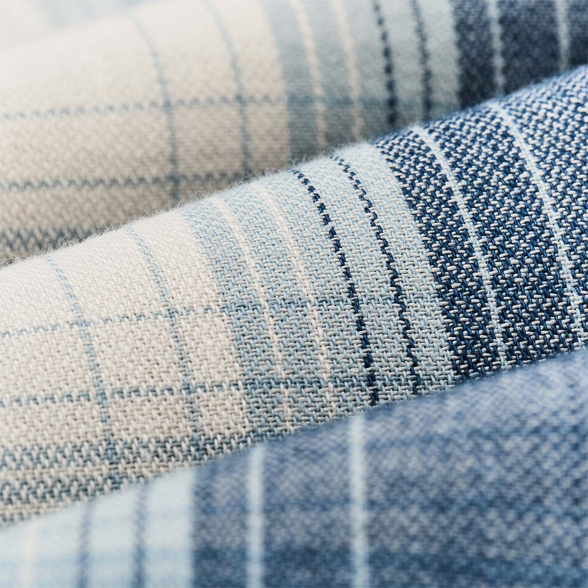 Filson Short Sleeve Chambray Shirt Indigo Plaid, aus strapazierfähigem, mittelschwerem Chambray-Baumwollstoff gefertigt