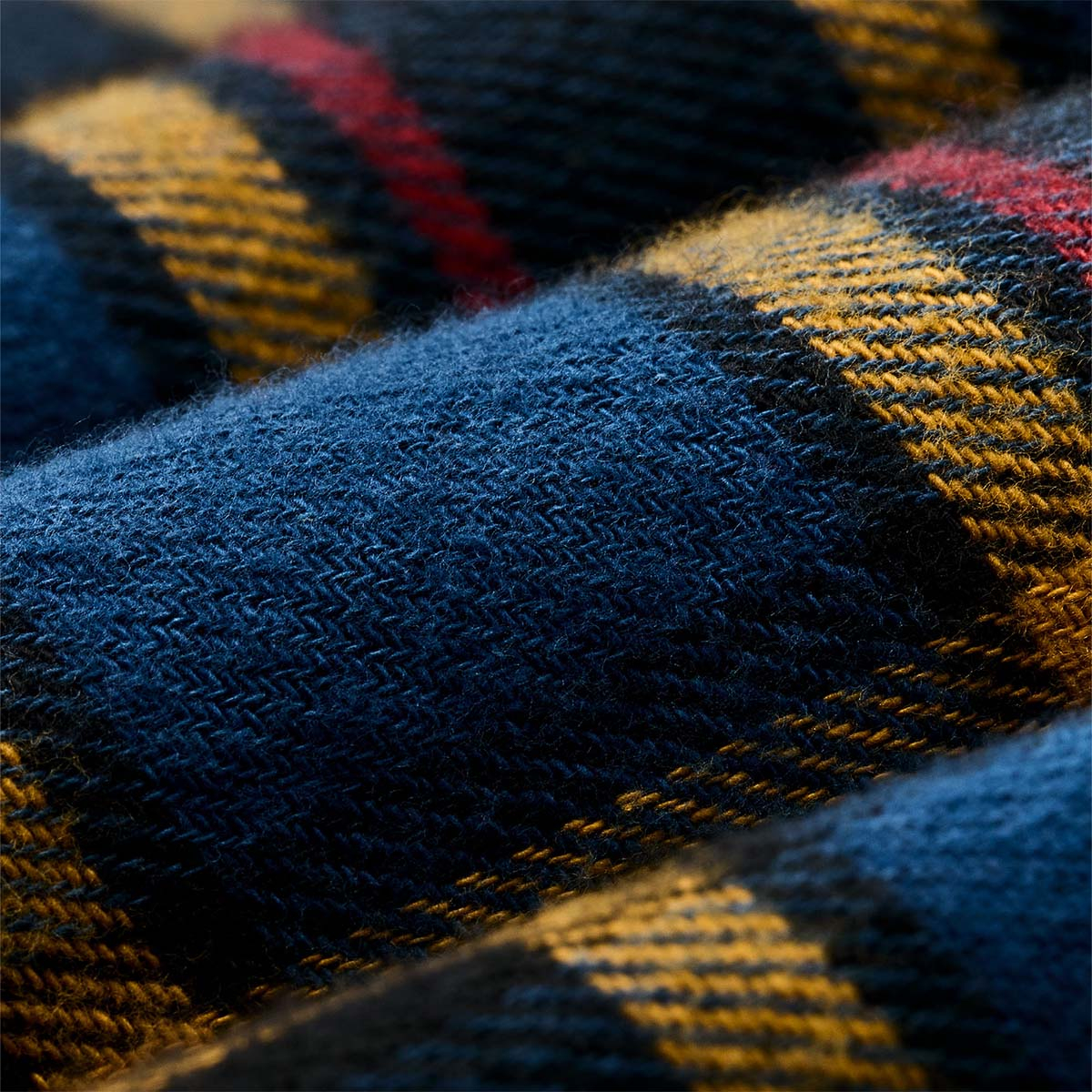 Filson The Rangeland Flannel Shirt Blue/Yellow/Multi Plaid, hergestellt aus ultraweichem 5,5 oz. Baumwollflanell – angenehm auf der Haut