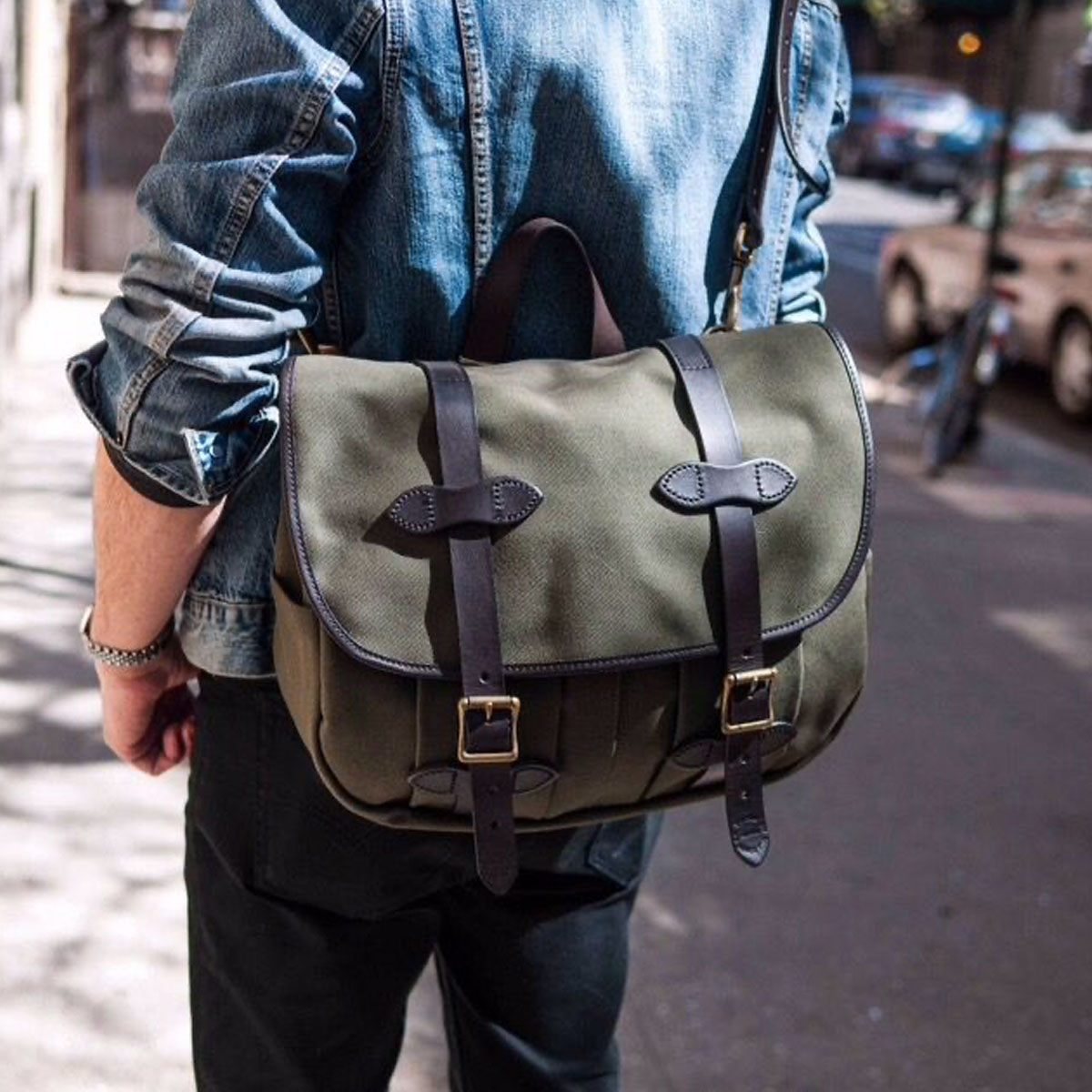 Filson Field Bag Medium Otter Green streetwear, passt gut in ein urbanes Umfeld